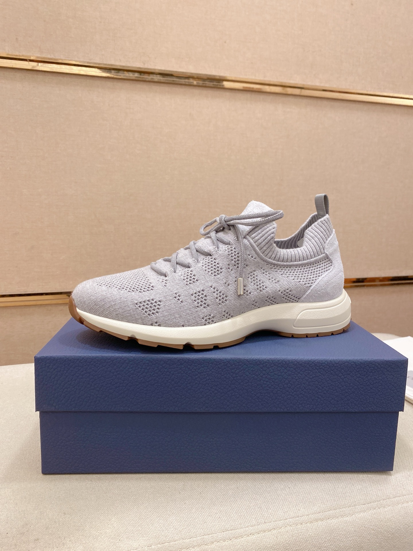 NO:640039,: Dior Dior's latest men's fashion sneakers. This item draws inspiration from retro jogging shoes. It adopts a thick low-top design, a selected mesh fabric upper, and an ultra-light rubber foam sole. It is decorated with an embossed 'Di～r' logo on the side. Size 39-44 (order 38, 45, 46),, dior, dior, sneakers19860909: Dior迪奥最新男士时尚运动鞋 这款单品从复古慢跑鞋汲取灵感.采用厚实的低帮设计,精选网眼织物拼接鞋面,搭配超轻橡胶发泡鞋底.侧面带有浮雕“Di～r”标志装饰. 码数39-44（38、45、46订）,,dior,dior,sneakers,Men's shoes