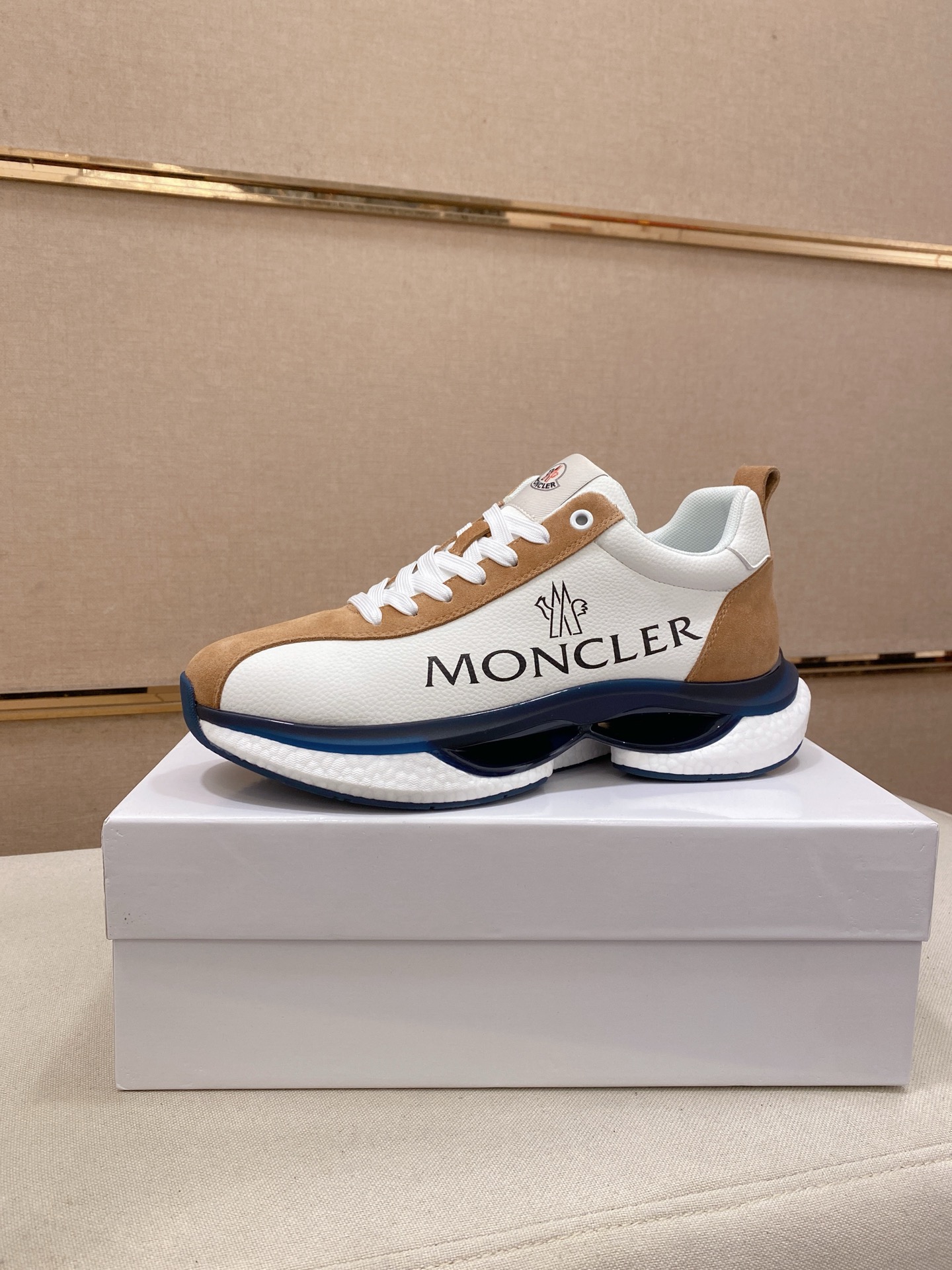 NO:640045,: 'Moncle *' Mongolian men's casual sneakers, imported fly weave with epoxy, good flexibility, strong wrinkle resistance, durable, small pieces of black, white and red embellishments, tongue with rubber logo badge, simple and casual, calfskin lining, first-layer calfskin feet, dry, sweat-absorbent and breathable, original outsole!  Size 38-44.,,Moncler,cowhide19860909: 《Moncle *》蒙口男士休闲板鞋,进口飞织搭配滴胶,柔韧性能好,抗皱性强 经久耐穿,小块黑白红三色点缀 鞋舌附带橡胶logo徽章 简单随意,内里小牛皮 头层小牛皮垫脚,干爽吸汗透气 ,原版大底！码数38-44.,,Moncler,cowhide,Men's shoes