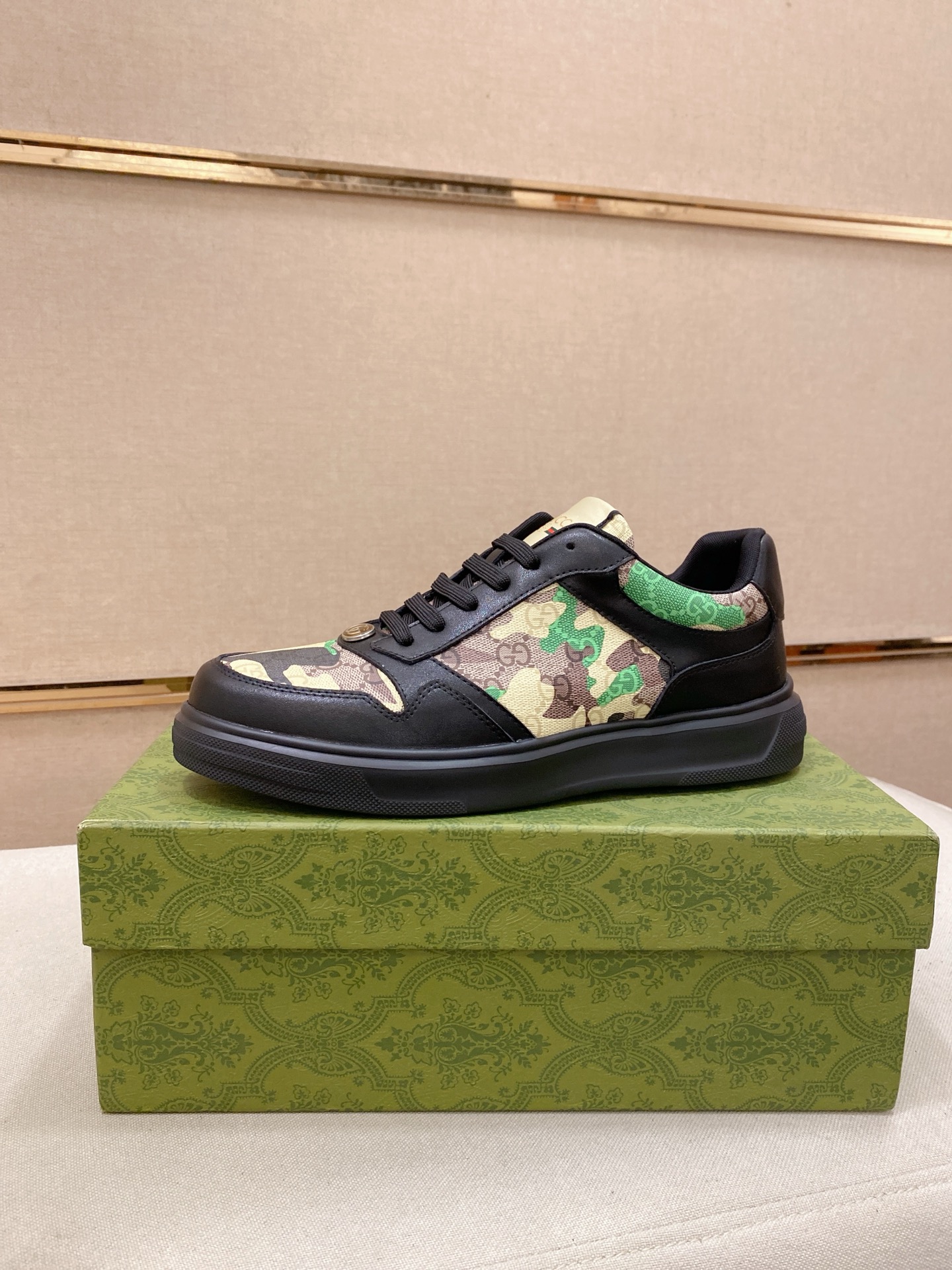 出厂价 280【Gucci】古奇 男士最新系列休闲便鞋!官网1:1打造.鞋面采用进口优质牛皮,内里采用优质羊皮内里柔软舒适.挑剔的选料精致的做工给您最好的享受. 码.