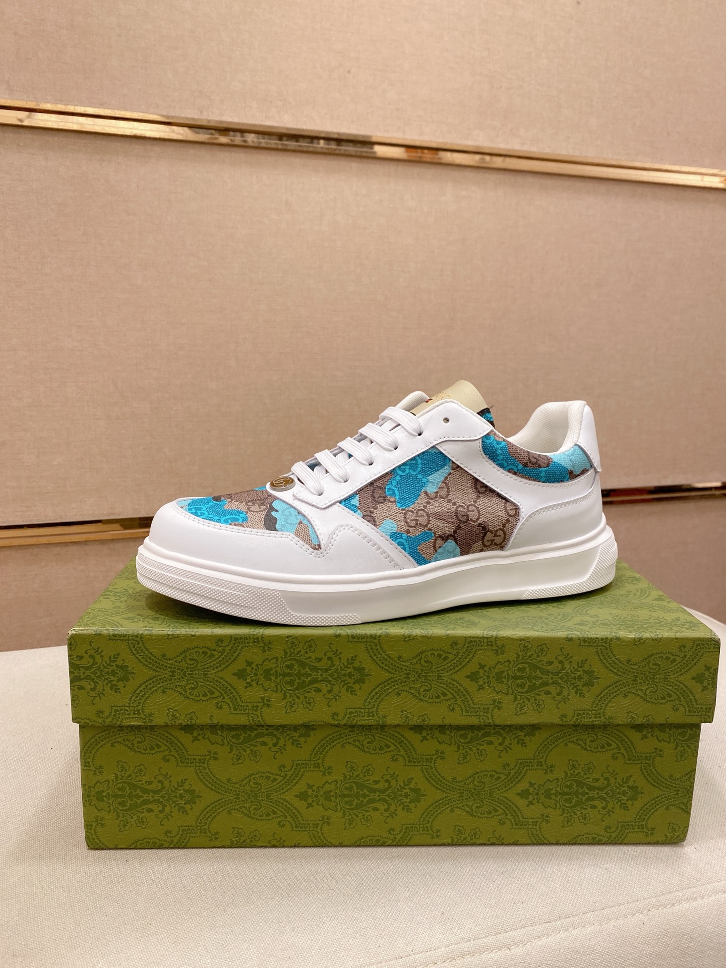 出厂价 280【Gucci】古奇 男士最新系列休闲便鞋!官网1:1打造.鞋面采用进口优质牛皮,内里采用优质羊皮内里柔软舒适.挑剔的选料精致的做工给您最好的享受. 码.