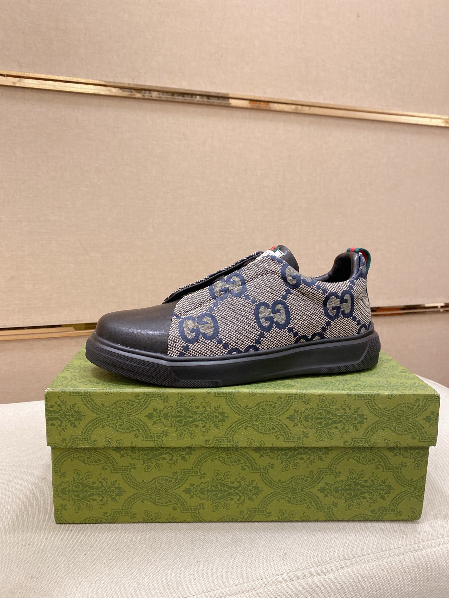 出厂价 280【Gucci】古奇 男士最新系列休闲便鞋!官网1:1打造.鞋面采用进口优质牛皮,内里采用优质羊皮内里柔软舒适.挑剔的选料精致的做工给您最好的享受. 码.