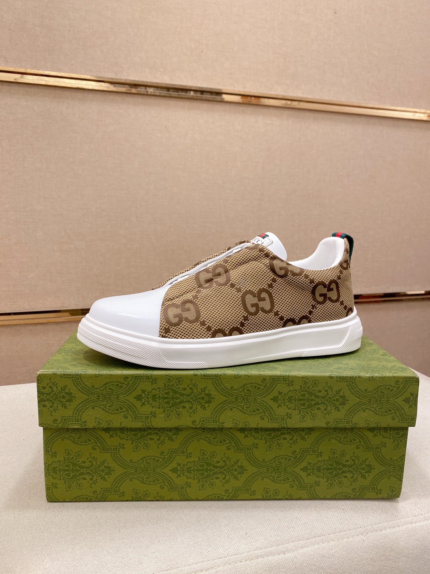 出厂价 280【Gucci】古奇 男士最新系列休闲便鞋!官网1:1打造.鞋面采用进口优质牛皮,内里采用优质羊皮内里柔软舒适.挑剔的选料精致的做工给您最好的享受. 码.