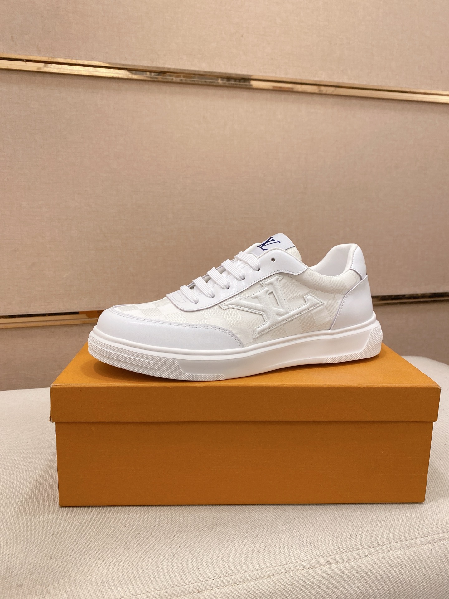 工厂价 280💰louis vuitton(路易威登/lv)🔍🔍新款专柜同步发售，鞋面🇮🇹意大利进口头层牛皮，全进口羊皮内里💪💪，完全1⃣️比1⃣️复刻🇮🇹💪💪，⚠鞋底：原厂特供原版底，独家活动成型底超级舒适，⚠原厂跟单货🔍高品质，可随意进出专柜，欢迎对比⚠。码数:38-44（45/订做不退换）