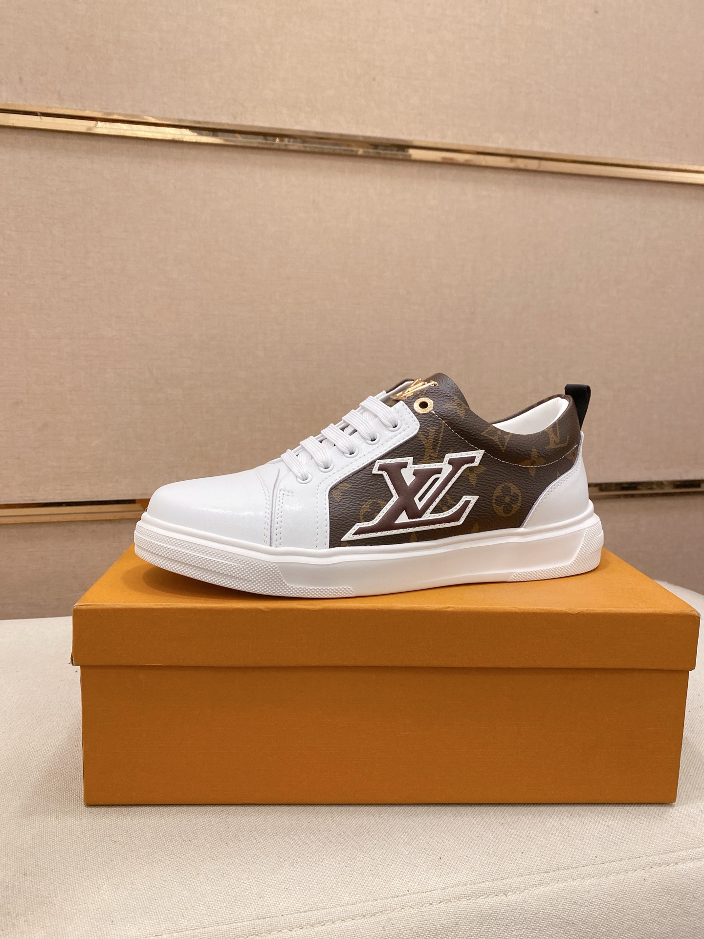 工厂价 280💰louis vuitton(路易威登/lv)🔍🔍新款专柜同步发售，鞋面🇮🇹意大利进口头层牛皮，全进口羊皮内里💪💪，完全1⃣️比1⃣️复刻🇮🇹💪💪，⚠鞋底：原厂特供原版底，独家活动成型底超级舒适，⚠原厂跟单货🔍高品质，可随意进出专柜，欢迎对比⚠。码数:38-44（45/订做不退换）