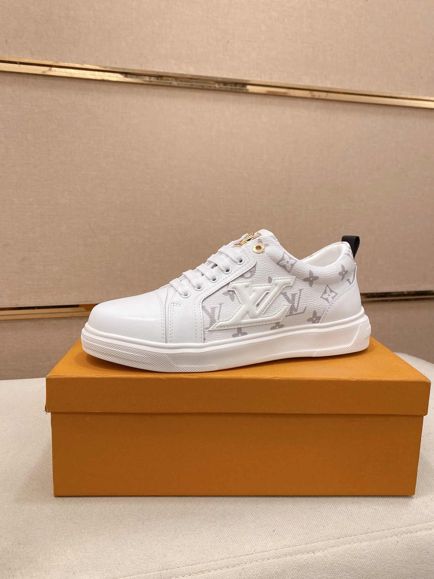 工厂价 280💰louis vuitton(路易威登/lv)🔍🔍新款专柜同步发售，鞋面🇮🇹意大利进口头层牛皮，全进口羊皮内里💪💪，完全1⃣️比1⃣️复刻🇮🇹💪💪，⚠鞋底：原厂特供原版底，独家活动成型底超级舒适，⚠原厂跟单货🔍高品质，可随意进出专柜，欢迎对比⚠。码数:38-44（45/订做不退换）