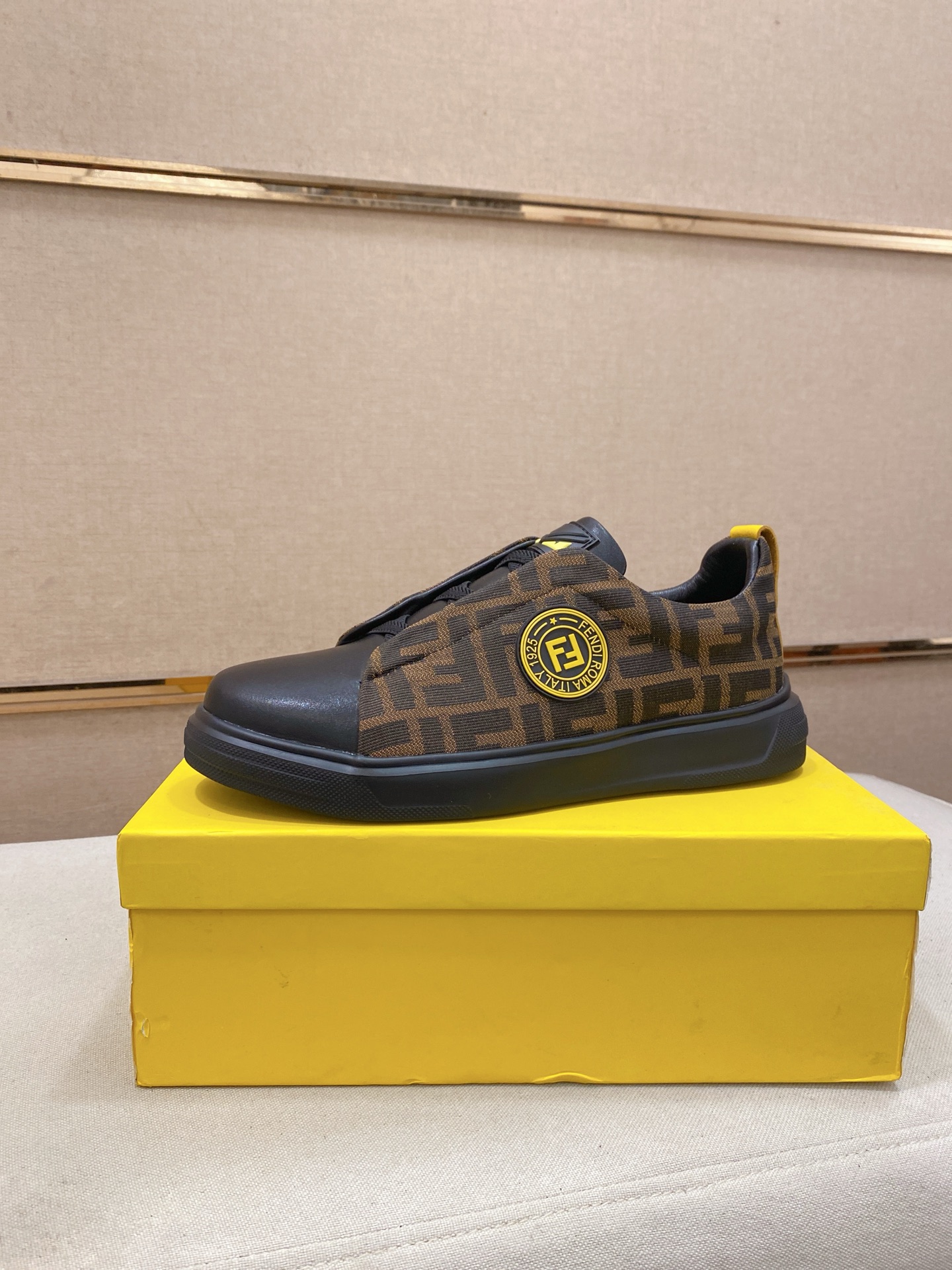 工厂价 280（fendi芬迪） 新款👊🏻鞋面🇮🇹进口牛皮面料 🇩🇪内里进口羊皮内里 。原版大底开模，每一位男士的身份衬托，上脚大气稳重🚶🏻🚶🏻高端定制专柜原版复刻📯不管风吹雨打鞋楦不变，经得起时间的验证🔍️，🔵 码数：38-44