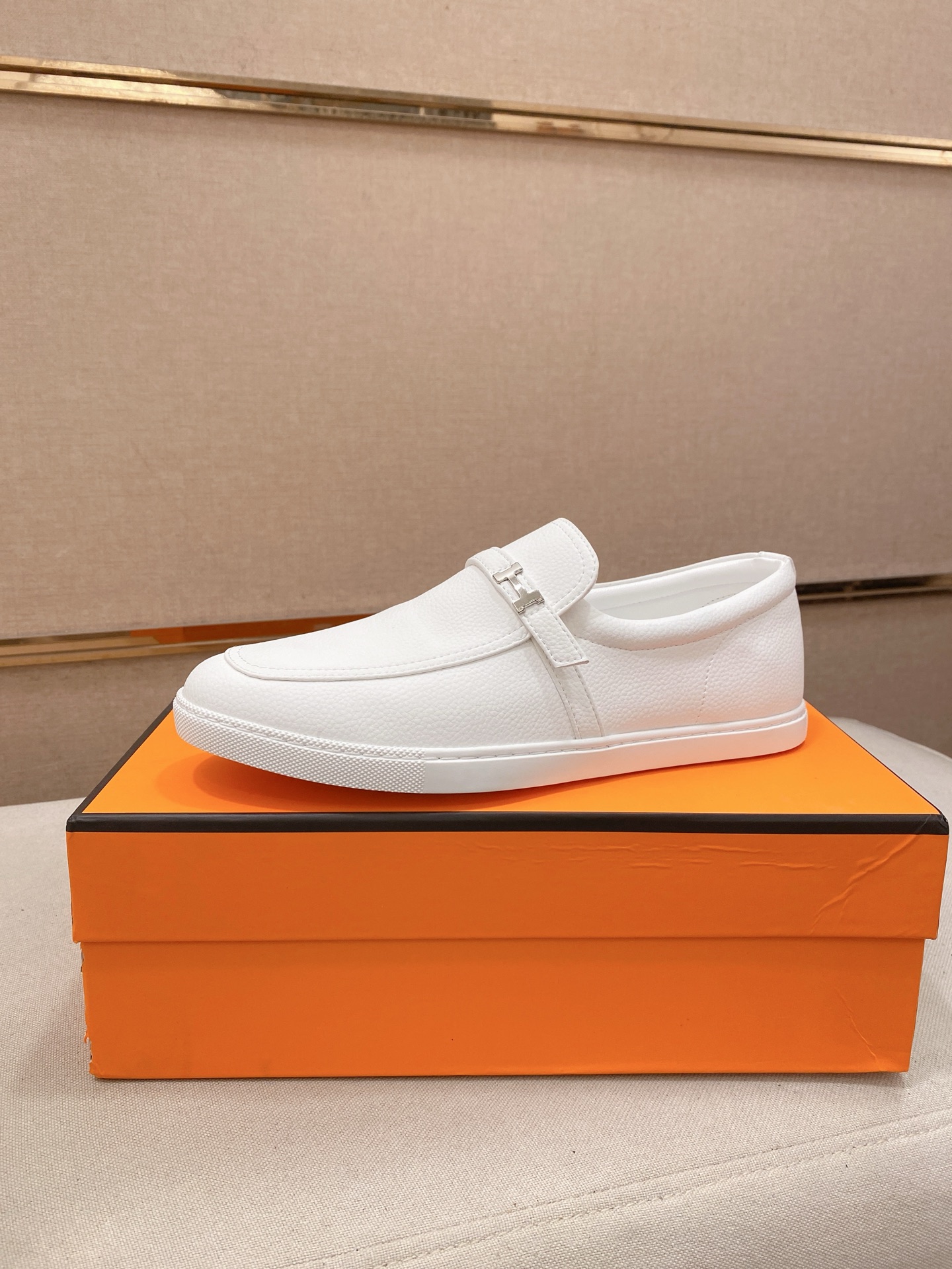 NO:745763,: 'HERMES' [Classic original version] Hermès; top purchasing men's high-tops are on sale simultaneously at the latest counters, original Italian ▲▲cowhide ▲▲ (high-end, noble, and classy) with exquisite workmanship (water-dyed cowhide lining imported from Italy) soles are specially provided by the original factory, exclusive double-layer activities, TPR, rubber, combined molded outsole; super comfortable, wear-resistant, non-slip, environmentally friendly  The real thing is more beautiful when photographed (high quality, follow orders). You can enter and leave the counter at will. * Size 38-44 (can be customized to 45, non-returnable), hermes, hermes, cowhide19860909: 《HERMES》【经典原单版本】爱马仕；顶级代购男士高帮最新专柜同步发售,意大利进口原版▲▲牛皮▲▲（凸显高端·贵气·档次）做工考究（意大利进口水染牛皮内里）鞋底原厂特供原版底,独家双层活动·TPR·橡胶·组合成型大底;超级·舒适·耐磨·防滑·环保 实物拍摄实物更漂亮（高品质·跟单货）可随意进出专柜＊ 码数38-44（可定做45不退换）,,hermes,hermes,cowhide,Men's shoes