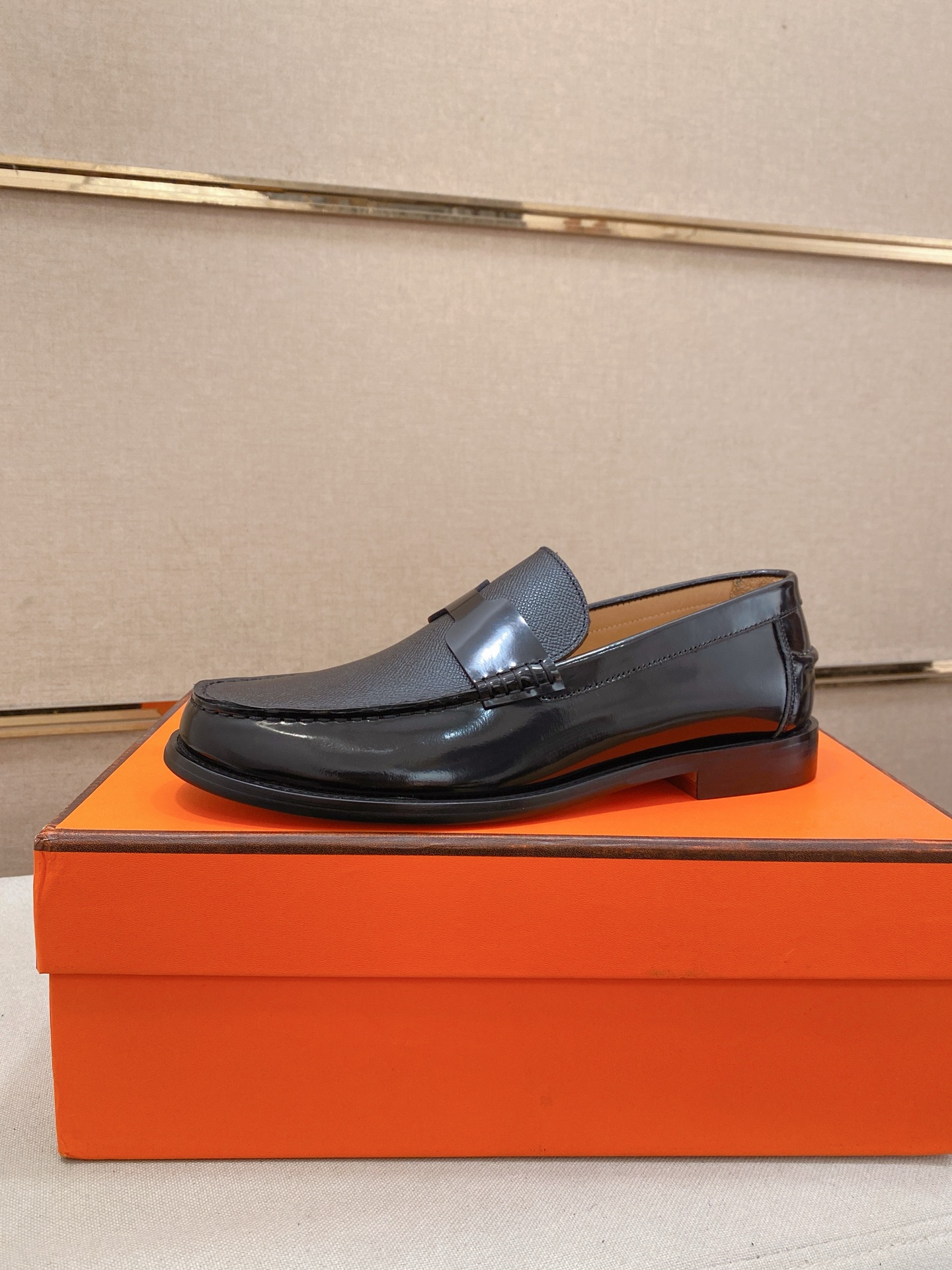 NO:690169,:【HERMES/Hermes】Top craftsmanship-fashionable business casual style!  Pure and high quality can be compared!  Fabric Original patented cowhide / lining cowhide lining!  The texture and comfort have been improved to another level!  Rubber anti-slip bottom!  Code number: 38-44. Can be customized to 45.,,hermes,hermes,cowhide19860909:【HERMES/爱马仕】顶尖工艺-时尚商务休闲款！纯正高品质可11比较！面料原版漆面牛皮/ 内里牛皮内里！质感、舒适度又提升一级别！橡胶防滑底！码数: 38-44.可定做45.,,hermes,hermes,cowhide,Men's shoes