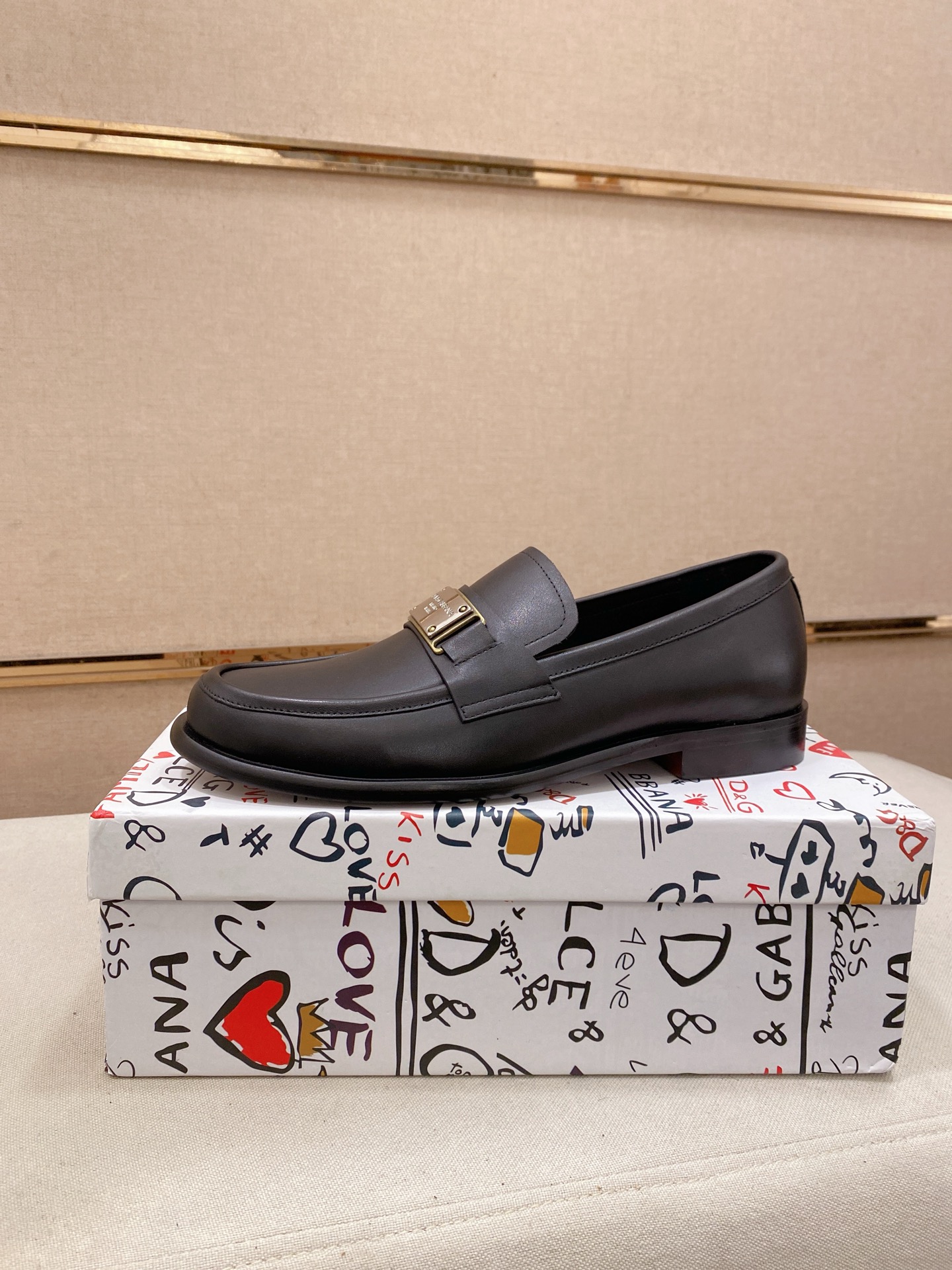 NO:690172,DG's new top men's leather shoes are on sale at the same time. Uppers are imported from Italy, cowhide linings, imported accessories, completely 1:1, original soles are specially provided by the original factory, exclusive molded soles are super comfortable, original factory orders, high quality, you can come in and out at will, welcome to compare code number: 38-44. Can be customized, 45 non-refundable, cowhide19860909DG顶级男士新款皮鞋同步发售鞋面意大利进口牛皮面,全进口牛皮内里,进口配件,完全1比1,鞋底原厂特供原版底,独家活动成型底超级舒适,原厂跟单货,高品质,可随意进出,欢迎对比码数:38-44.可定做45不退换,,cowhide,Men's shoes