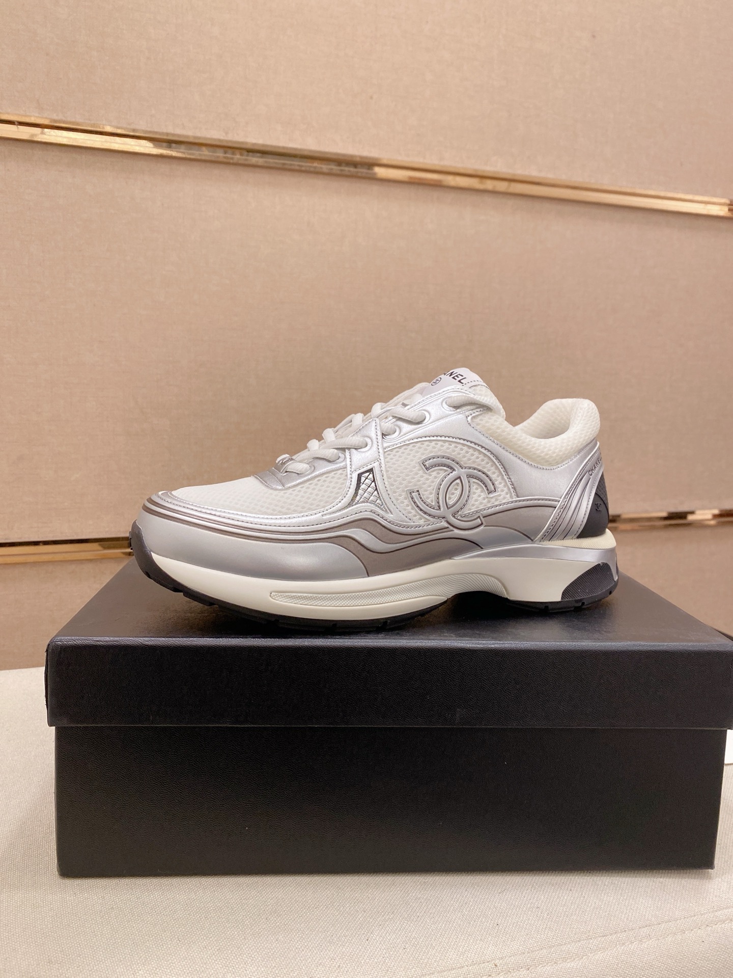 NO:690177,: Chanel Chanel - 2026 counter top casual sports shoes This classic design; the upper is electro-embroidered with a variety of crafts; the outsole is fashionable and sporty; it is unusual to incorporate a variety of color matching elements... The diversified mix and match is very good-looking and versatile, casual, fashionable, sports, and outdoor can be taken into account... Go material The upper is made of original imported high-mercerized cow suede + special anti-mesh fabric. The inner part is made of original imported breathable mesh. The outsole is based on the original TPU combination outsole.  Counter boutique packaging complete set for women 35-41 men 38-45, chanel, chanel, sneakers19860909: Chanel香奈儿——2026专柜顶级休闲款运动鞋 这款经典设计；鞋面多种工艺电绣的风格；大底却时尚运动；不平凡的拥入了多种配色元素…… 多元化混搭非常好看百搭,休闲,时尚,运动,户外都能兼顾…… Go 材料 鞋面采用 原版进口高丝光牛反绒+特殊防网布料 内里采用 原版进口透气网 大底根据 原版TPU组合大底 专柜精品包装全套女35–41 男38-45,,chanel,chanel,sneakers,Men's shoes