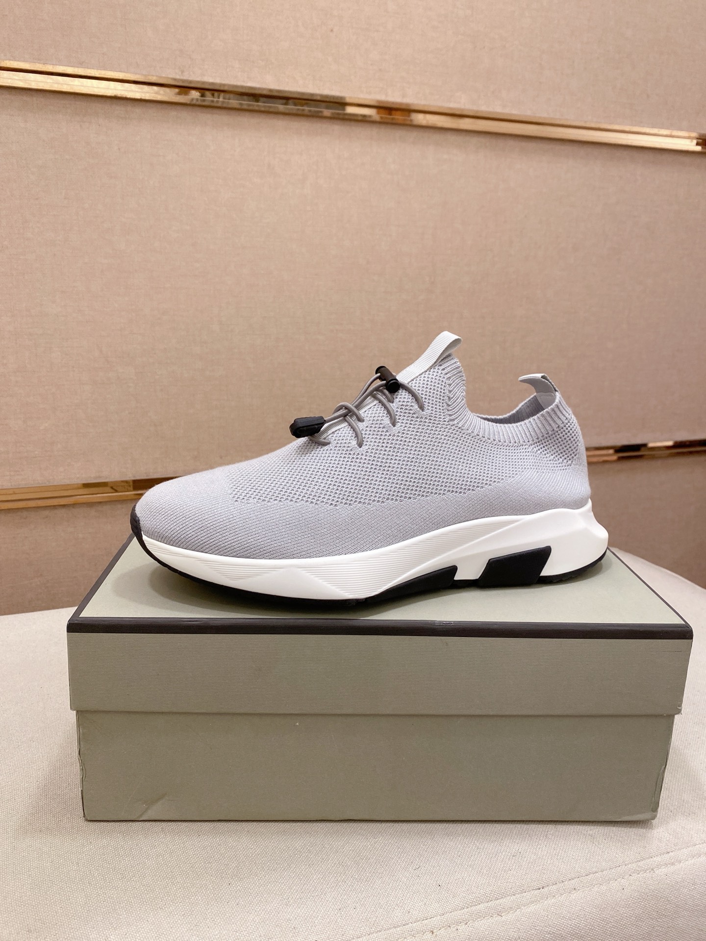 NO:730753,: [Tom Ford Tom Ford] The same style as the official website [Proud] original hot-selling sports shoes, imported fly woven fabric and breathable fabric 11 original panels, sheepskin insoles, shoe body accessories, high quality, lightweight foam outsole!  39-44.45.46 Customized, suitable for both sports and leisure!  ,,tom ford,sneakers,sheepskin19860909:【Tom Ford汤姆福特】官网同款[得意]原单爆款运动鞋 进口飞织面料加透气布料11原板 羊皮鞋垫鞋身配件开模 品质 轻盈发泡大底 ！39-44.45.46定做,运动休闲两不误哦！,,tom ford,sneakers,sheepskin,Men's shoes