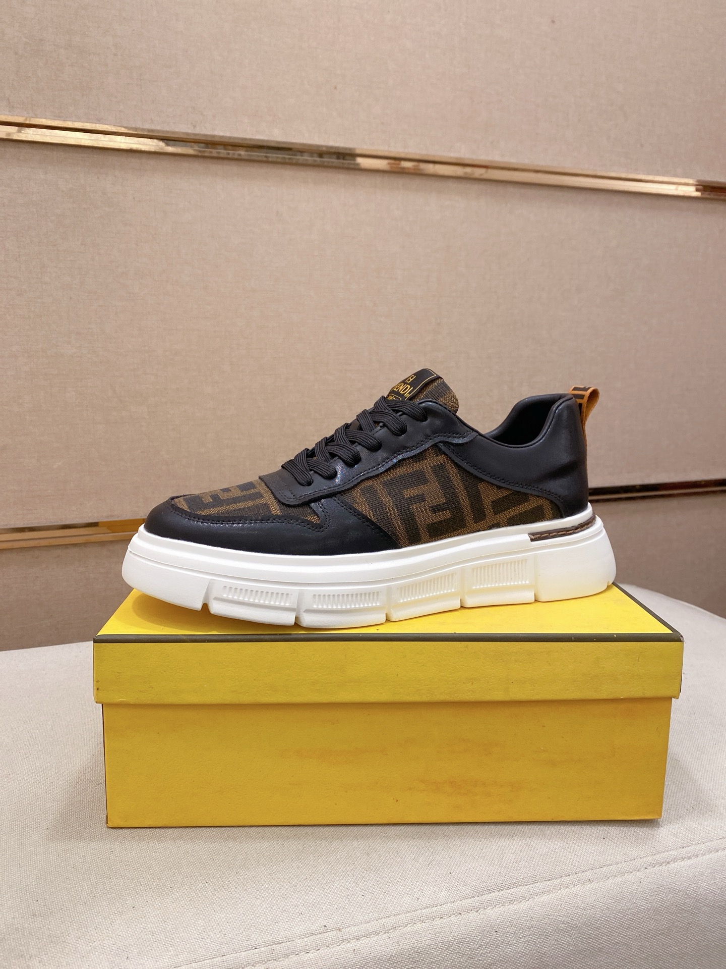 NO:704596,(fendi Fendi) The new shoe upper is made of imported cowhide fabric and the lining is imported sheepskin lining. The original outsole is molded to reflect the identity of every man. The upper foot is atmospheric and stable. The high-end custom counter original replica is the same regardless of wind and rain. The shoe last remains unchanged and can withstand the verification of time. The code number is 38-44,, fendi, fendi, cowhide, sheepskin19860909（fendi芬迪） 新款鞋面进口牛皮面料 内里进口羊皮内里 .原版大底开模,每一位男士的身份衬托,上脚大气稳重高端定制专柜原版复刻不管风吹雨打鞋楦不变,经得起时间的验证, 码数38-44,,fendi,fendi,cowhide,sheepskin,Men's shoes