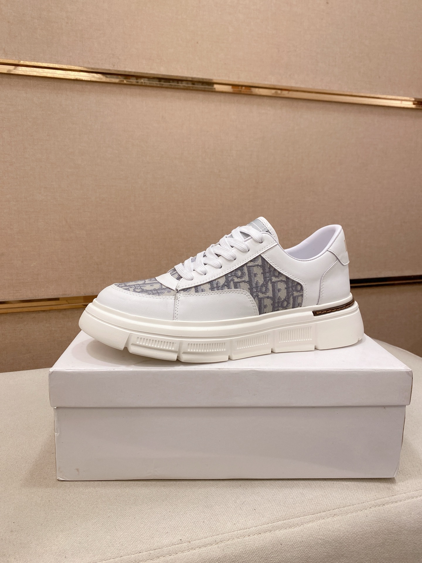 NO:704598,The new Dior D is on sale at the same time. The upper is imported elastic fabric from Italy and the lining is fully imported sheepskin. It is completely 1:1. The sole is specially provided by the original factory. The exclusive movable molded sole is super comfortable. It is original and ordered. High quality. You can come in and out at will. You are welcome to compare. Size: 38-44, dior, sheepskin19860909迪奥D 新款同步发售,鞋面意大利进口弹力面料 全进口羊皮内里,完全1比1,鞋底原厂特供原版底,独家活动成型底超级舒适,原厂跟单货,高品质,可随意进出,欢迎对比.码数:38-44,,dior,sheepskin,Men's shoes