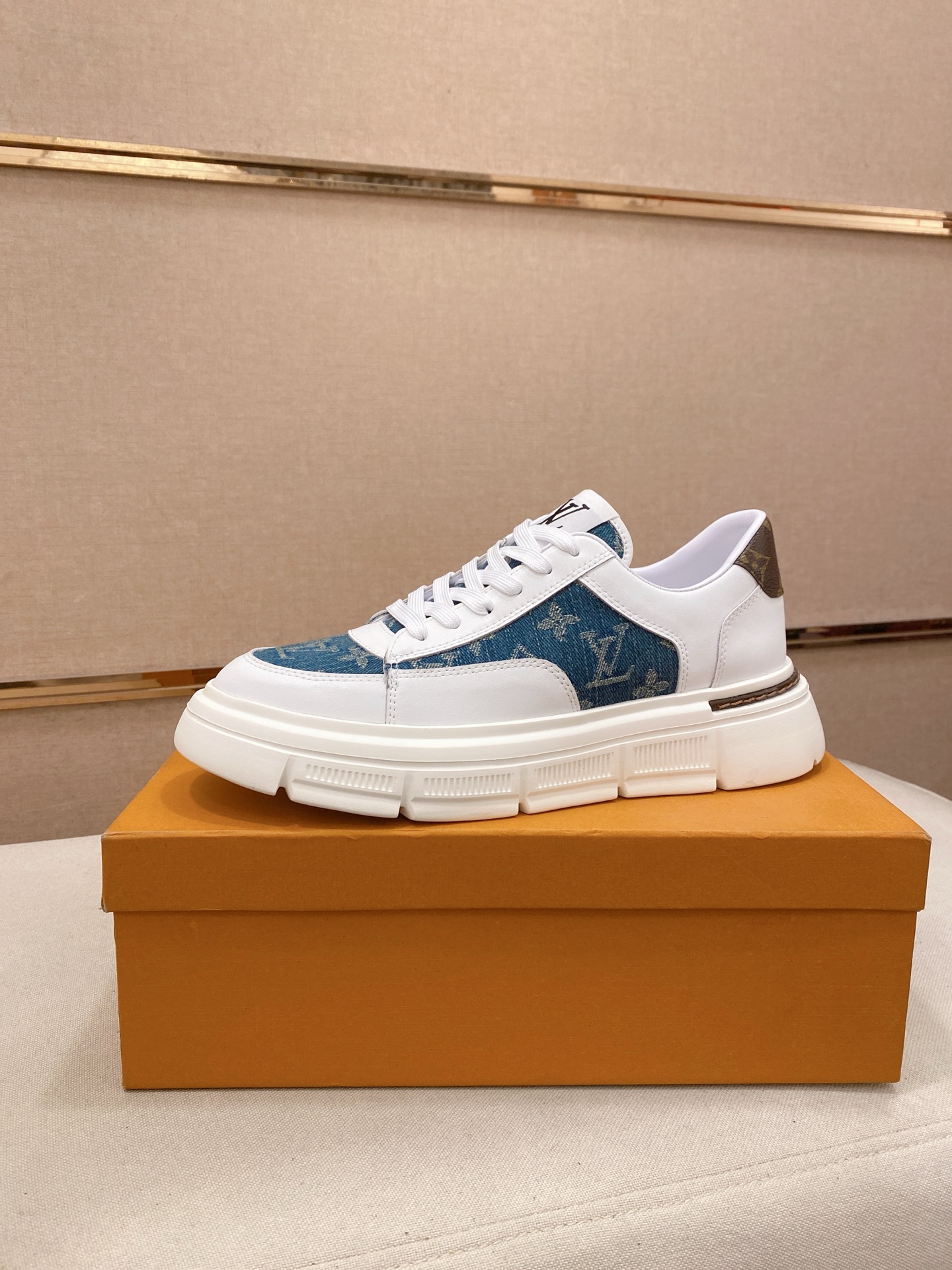 NO:704600,: LV Louis Vuitton. The latest trendy shoes and casual shoes are popular in physical stores. New spring and summer comfortable imported custom original cowhide, unique jacquard fabric element design. With sheepskin lining, LV original bottom, [sun] [sun] high-end packaging, high-quality details determine the quality, you can enter and exit the counter at will, welcome to compare code numbers 38-44,, louis vuitton, louis vuitton, cowhide, sheepskin19860909:LV 路易威登.最新潮鞋休闲鞋实体店爆款.新品春夏季舒适进口定制原版牛皮,独特提花面料元素设计.搭配羊皮内里,Lv原版底,[太阳][太阳]高端包装高品质细节决定品质、可随意进出专柜,欢迎对比码数38-44,,louis vuitton,louis vuitton,cowhide,sheepskin,Men's shoes