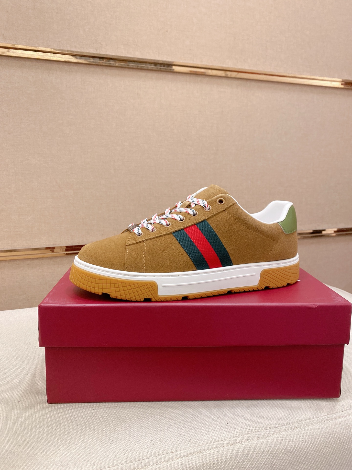 NO:704604,The new GUCCI (Gucci) counter is on the market at the same time. The new men's shoes and fabrics are imported cowhide, with sheepskin lining. High-end air-cushion molded anti-slip rubber outsole, exquisite lines, simple and elegant, comfortable and high-end for leisure and travel. Size: 39 to 44 (customized 45 non-refundable), gucci, cowhide, sheepskin19860909新款GUCCI(古奇）专柜同步上市, 新款男鞋、面料精选进口牛皮,内里:羊皮内里.高端气垫开模防滑橡胶大底,精美线条、简约大气,上脚舒服上挡次、休闲旅游.码数:39一44(可定做45不退换),,gucci,cowhide,sheepskin,Men's shoes