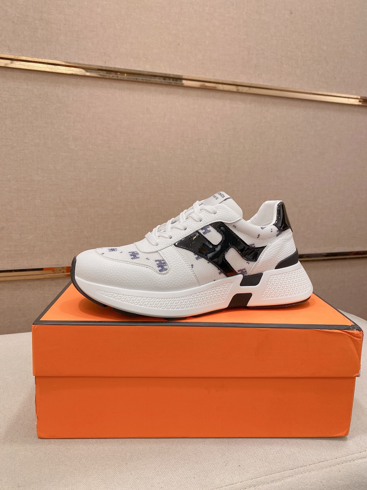 NO:745751,: 'HERMES' [Classic original version] Hermès; the latest counter for top men's purchasing agents is on sale at the same time, the original ▲▲cowhide▲▲ imported from Italy (high-end, noble, and classy) with exquisite workmanship (water-dyed cowhide lining imported from Italy) The original sole is specially provided by the original factory, exclusive double-layer activity·TPR·rubber·combined molded outsole; super comfortable·wear-resistant·non-slip·environmental protection  The real thing is more beautiful when photographed in kind (high quality, following orders). You can enter and leave the counter at will. * Size 39-45 (can be customized, 38.46, non-refundable), hermes, hermes, cowhide19860909: 《HERMES》【经典原单版本】爱马仕；顶级代购男士最新专柜同步发售,意大利进口原版▲▲牛皮▲▲（凸显高端·贵气·档次）做工考究（意大利进口水染牛皮内里）鞋底原厂特供原版底,独家双层活动·TPR·橡胶·组合成型大底;超级·舒适·耐磨·防滑·环保 实物拍摄实物更漂亮（高品质·跟单货）可随意进出专柜＊ 码数39-45（可定做38.46不退换）,,hermes,hermes,cowhide,Men's shoes