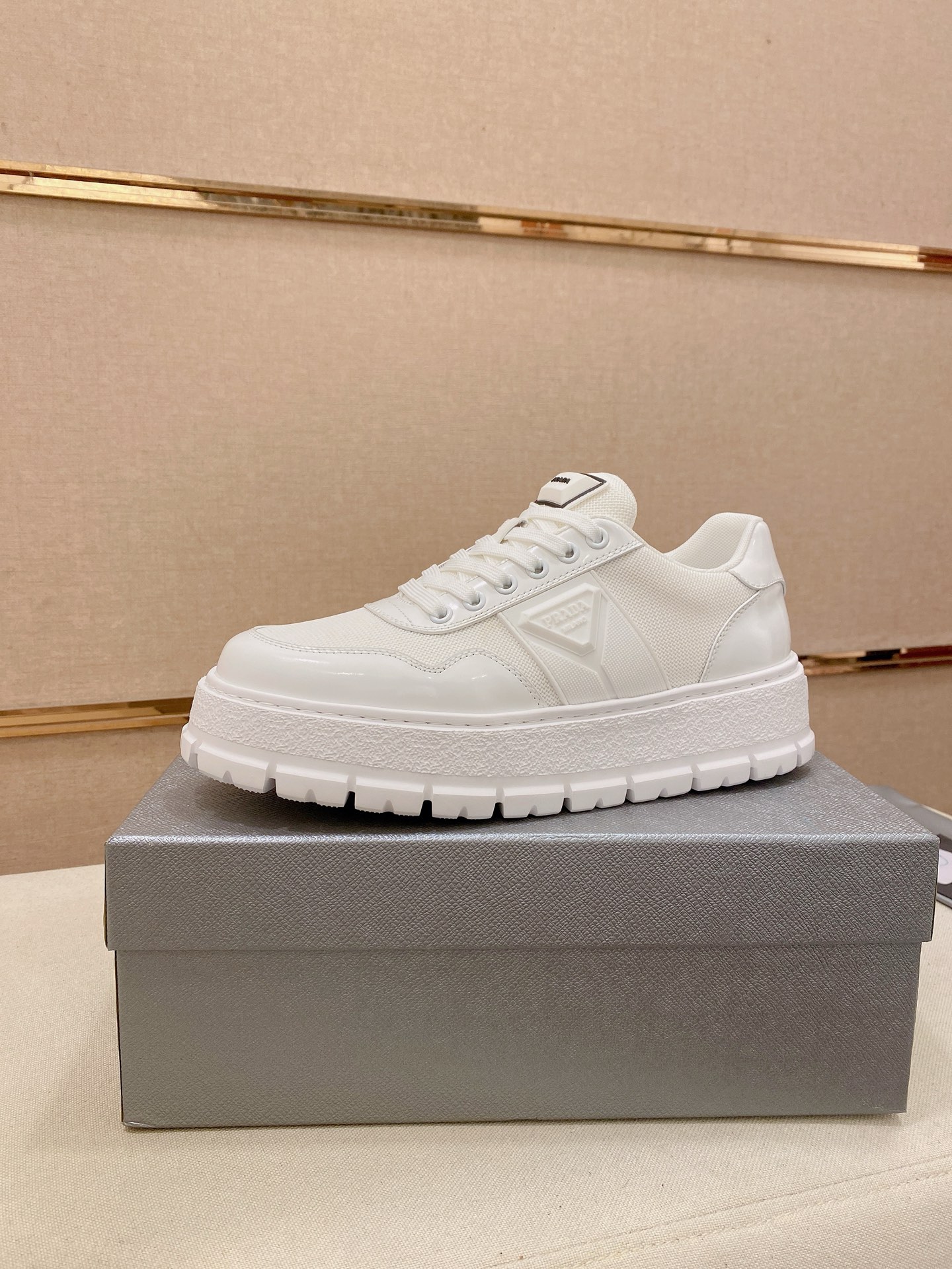 NO:744975,High-end high-quality new PRADA (Prada) counters are launched at the same time. The new men's shoes and fabrics are selected from imported first-layer cowhide and are made of purely handmade craftsmanship. Inner lining: full cowhide lining. High-end air cushion molded non-slip foam outsole, exquisite lines, simple and elegant, comfortable and high-end for footwear and leisure travel. Size: 38 to 45.,, prada, prada, cowhide19860909高版本 高品质新款PRADA(普拉达)专柜同步上市, 新款男鞋、面料精选进口头层牛皮,纯手工工艺制作而成.内里:全牛皮内里.高端气垫开模防滑发泡大底,精美线条、简约大气,上脚舒服上挡次、休闲旅游.码数:38一45.,,prada,prada,cowhide,Men's shoes