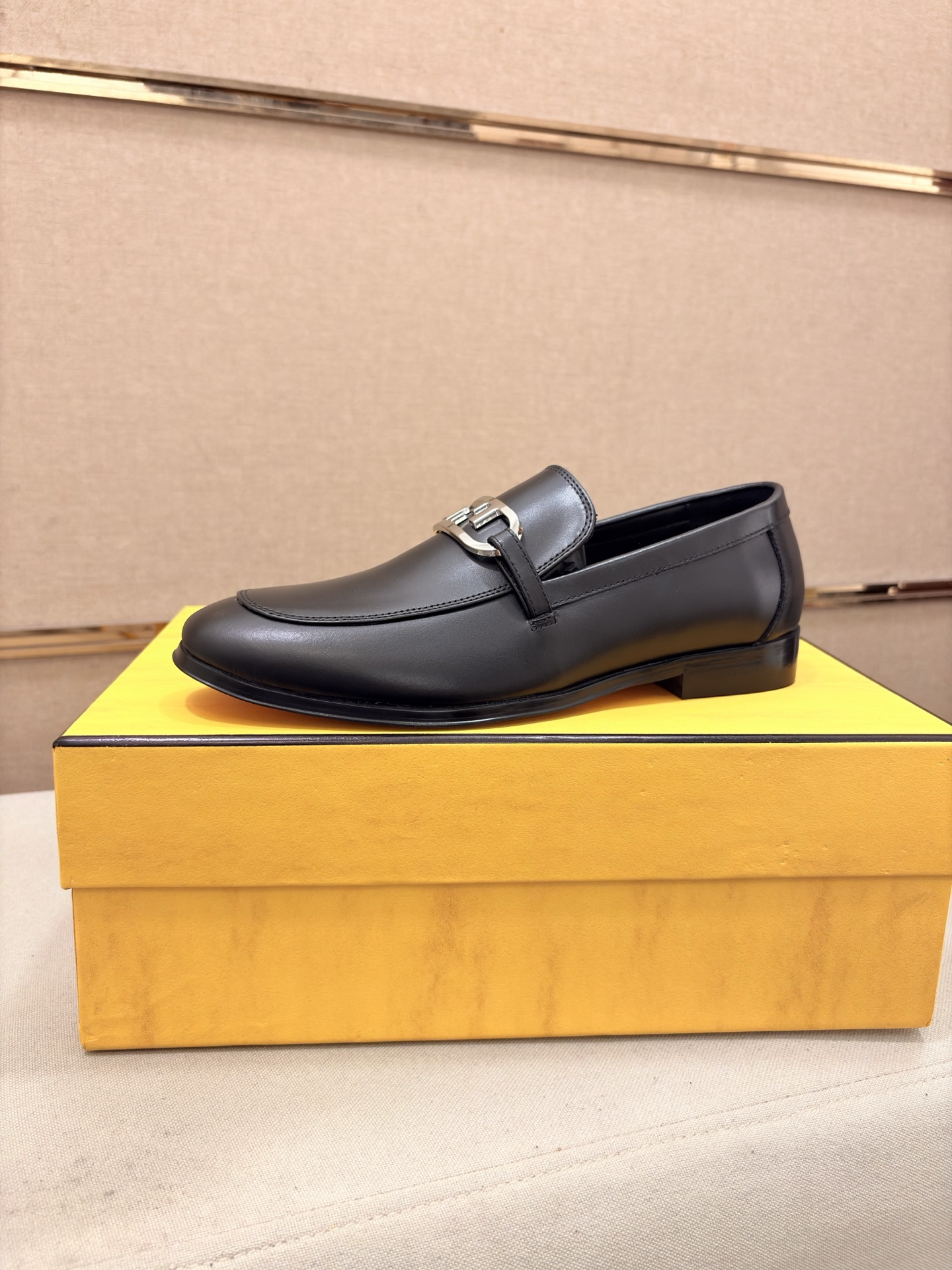 NO:745728,: Fendi [Fend*] new product series ss hot new product casual leather shoes, official website one to one fabric, upper hardware buckle and shoe side logo, insole and sole with brand logo upper cowhide lining cowhide/foot pad cowhide/sole leather outsole/SIZE38 39 40 41 42 43 44 can be customized 45,, fendi,cowhide,Leather soles19860909: 芬迪【Fend*】新品系列ss爆款新品  休闲皮鞋,官网一比一面料,鞋面五金扣和鞋口侧饰标识、鞋垫和鞋底有品牌标识 鞋面牛皮 内里牛皮/ 垫脚牛皮/ 鞋底真皮大底/ SIZE38 39 40 41 42 43 44 可定做45,,fendi,cowhide,Leather soles,Men's shoes