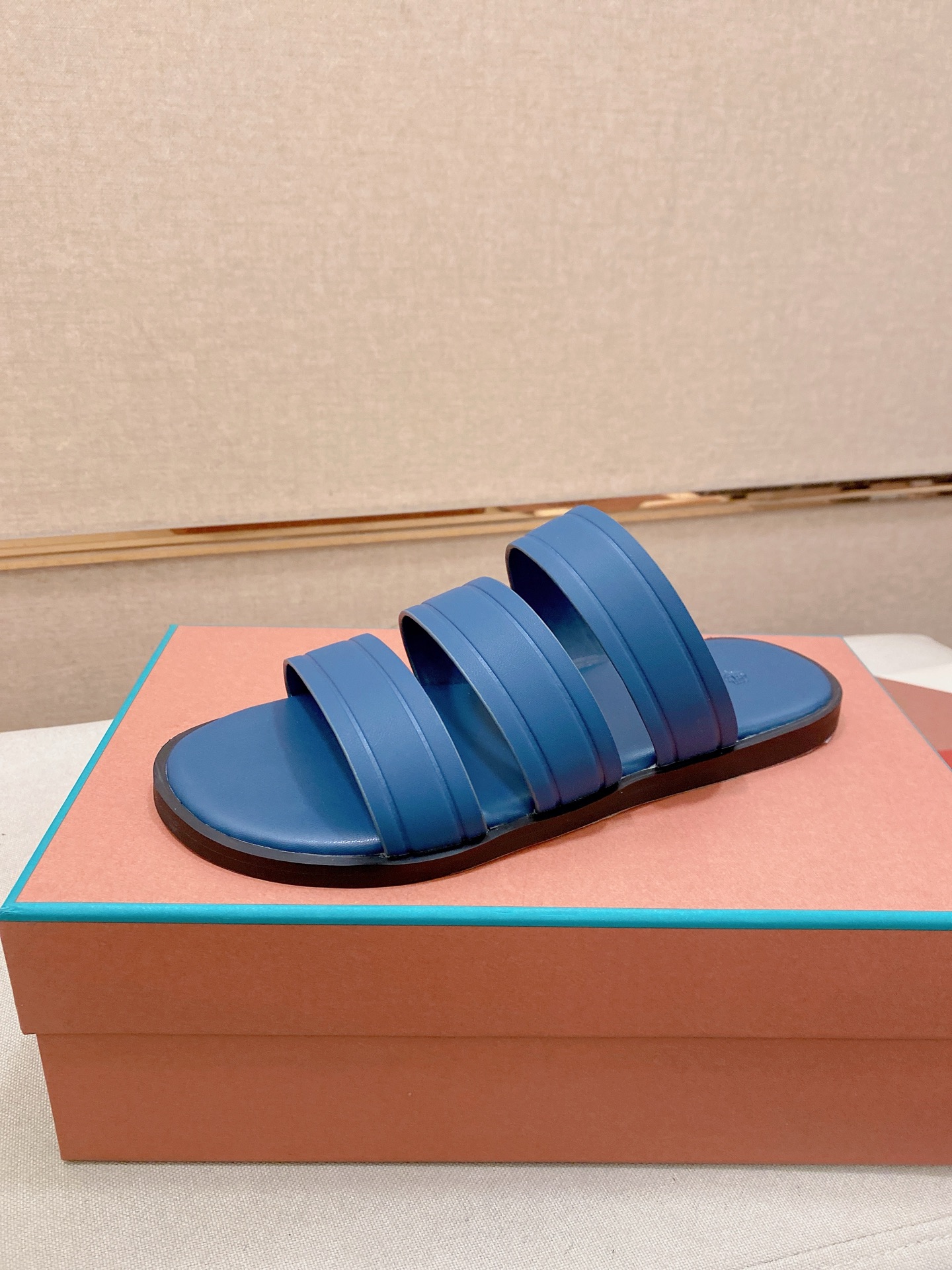 NO:756463,: Loro Piana, LP's popular spring and summer slippers are synchronized with the new counters. The uppers are imported cowhide fabrics from Italy. High-quality splicing technology. The original soles are specially provided by the original factory. The exclusive movable molded soles are super comfortable. Original factory follow-up orders. High quality. You can enter and leave the counter at will. You are welcome to compare. The code number is 39-45; (Order 46 47), loro piana, loro piana, slippers, cowhide19860909: Loro Piana 诺悠翩雅 ,LP 炸街男神春夏拖鞋新品专柜同步,鞋面意大利进口牛皮面料,高品质拼接工艺,鞋底原厂特供原版底,独家活动成型底超级舒适,原厂跟单货,高品质,可随意进出专柜,欢迎对比,码数 39-45；（ 订46 47）,,loro piana,loro piana,slippers,cowhide,Men's shoes