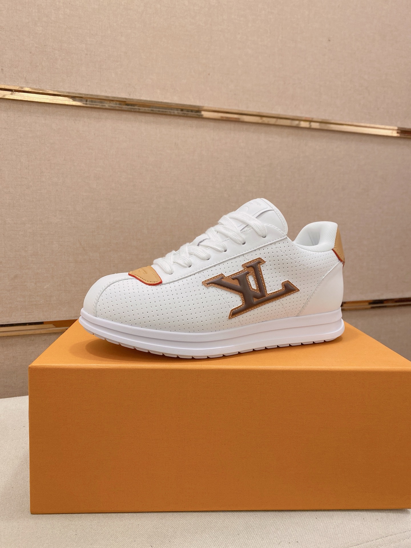 NO:756465,: Mainly recommending men's LOUIS VUITTON Footint Soccer sneakers, the top version, the same sneakers for LV couples, you will look fashionable when you wear them. These Footint Soccer sneakers were unveiled at the 2025 spring and summer series fashion show. The tongue is embellished with the Lvers United emblem inspired by the football team, and the soles of the feet are decorated with multiple Louis Vuitton logos. The original latest packaging, the fabric is original imported cowhide, and the lining is original imported breathable mesh.  Original injection molded pad for feet, original open mold T combination outsole for outsole, Size 38-44. (45.46 customized,, louis vuitton, louis vuitton, louis vuitton, versace, sneakers, cowhide19860909:  主推男款 LOUIS VUITTON 路易威登Footint Soccer 运动鞋  顶级版本,LV情侣同款球鞋 穿上就是时髦精 这款 Footint Soccer 运动鞋于2025春夏系列时装展中亮相 鞋舌缀有灵感来自足球队伍的Lvers United徽章 而脚掌纹橡胶鞋底饰有多款路易威登标志 原版最新包装 面料原版进口牛皮 内里原版进口透气网 垫脚原版注塑成型垫 大底原版开模T组合大底 Size38-44.（45.46定做,,louis vuitton,louis vuitton,louis vuitton,versace,sneakers,cowhide,Men's shoes