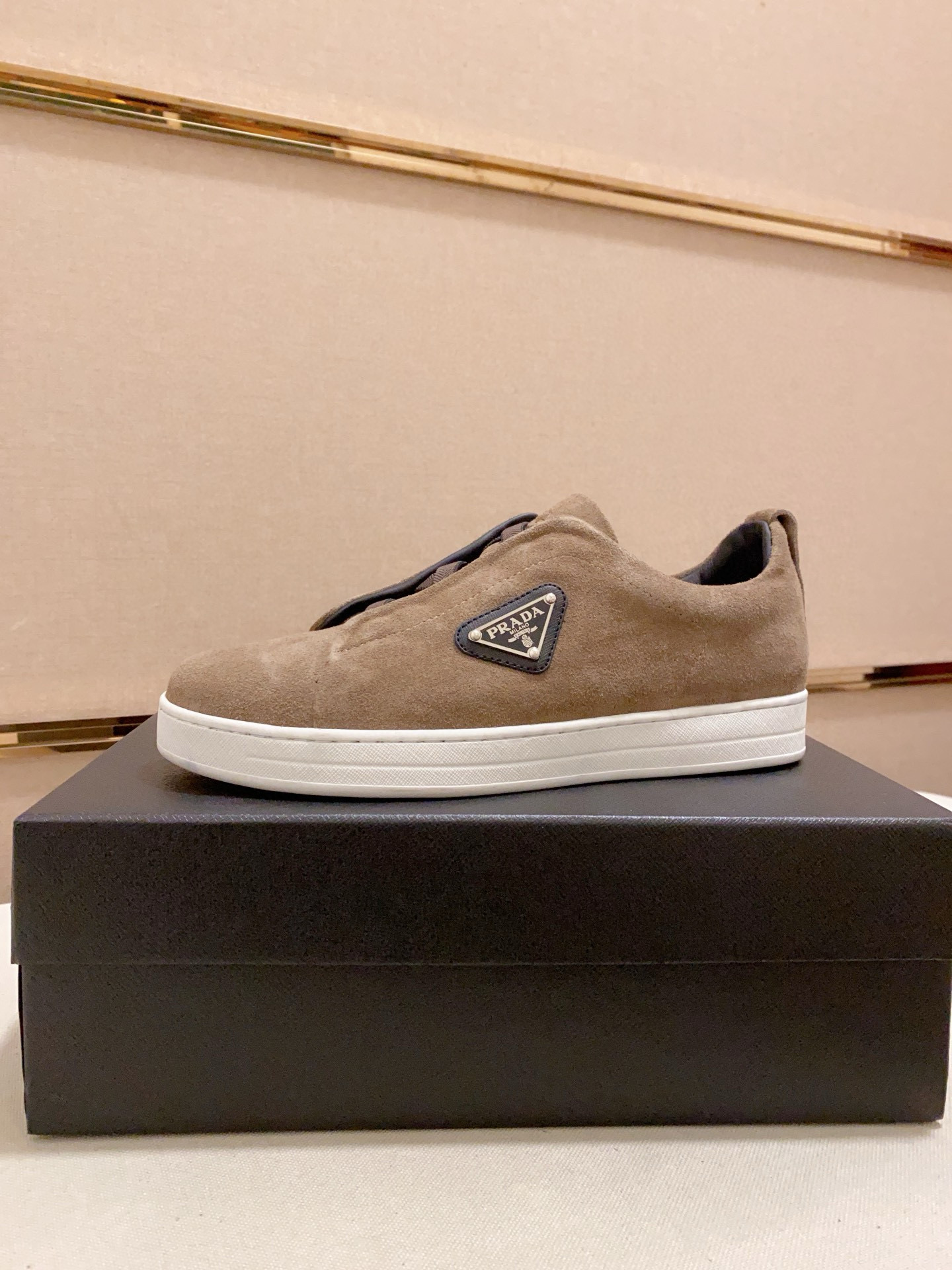 NO:756469,: (Prada) The latest casual and fashionable men's shoes from the official website. The popular version is simple and elegant, exclusive for trendy men. The unique original decoration of the latest brand elements from the official website is fashionable and generous. The fabric is original suede cowhide and sheepskin lining. The official website specifies wear-resistant casual outsole. The classic model at the counter is shot in real life 38-44,, prada, cowhide, sheepskin19860909:(普拉达)官网最新款休闲时尚男鞋,爆款版型简洁大气,潮男专属.独有的官网最新品牌元素元素原版装饰,时尚又大方,面料原版反绒牛皮羊皮内里,官网指定耐磨休闲大底,专柜经典款实物拍摄38-44,,prada,cowhide,sheepskin,Men's shoes