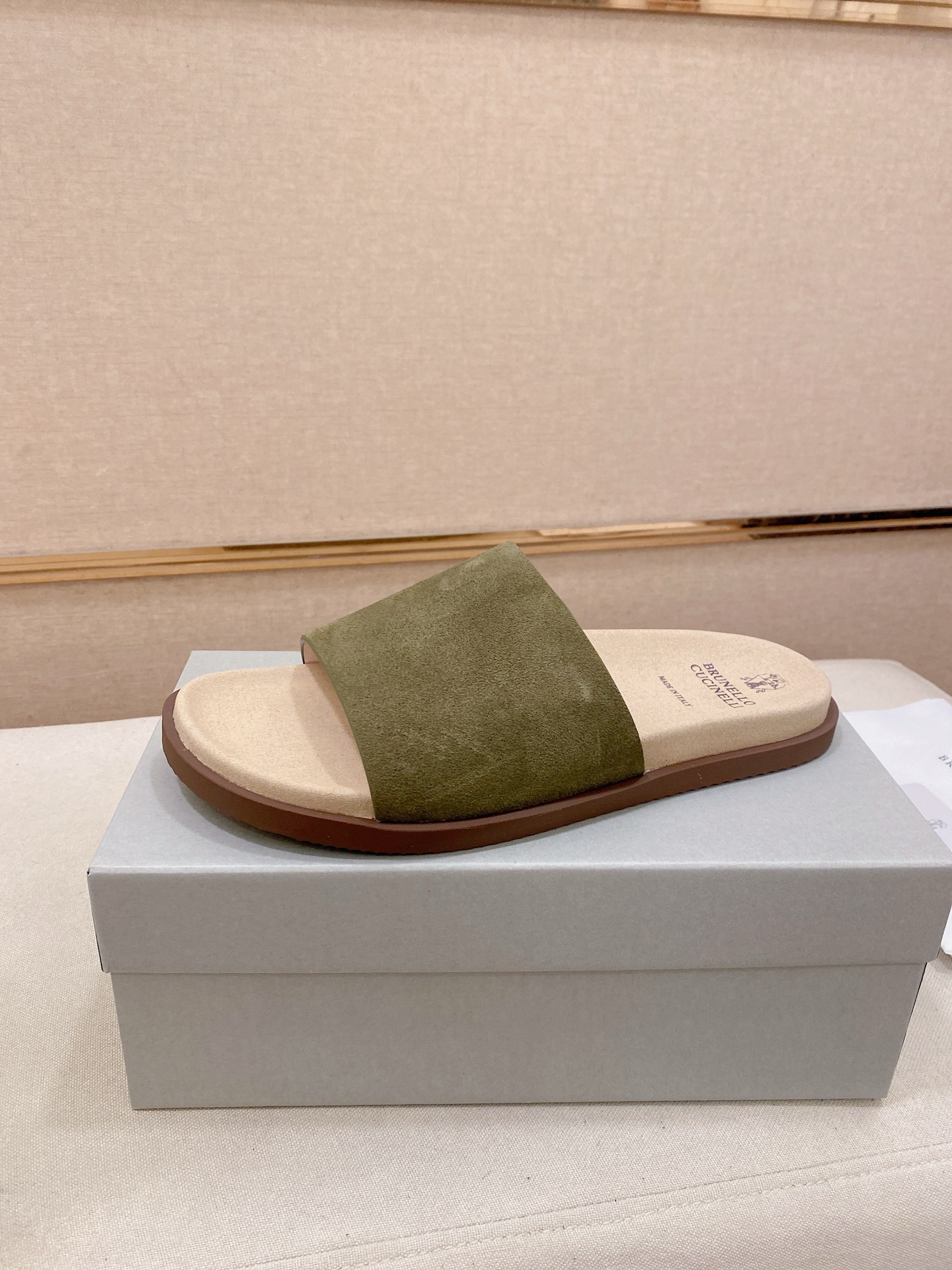 NO:778872,: 【Sandals】Brunello Cucinelli  BC men's casual sandals | The fabric of this sandal slipper is made of high-mercerized frosted cowhide imported from Italy | The outer waist part of the upper is inlaid with brand electroplating and distressed craft buckles | The buckle can be retracted at will | It can be used to slim down the ankle  Control | Rubber foam outsole with high density and elasticity | Wear-resistant and not easy to deform | The shape of this sandal slipper can be called a classic and never goes out of style | Personalized logo and unique water ripple groove design on the outsole | The level of luxury is instantly overwhelming  Size38-44 (45.46 customized),, brunello cucinelli, slippers, cowhide19860909: 【凉拖】Brunello Cucinelli BC男士休闲男凉拖鞋｜此款凉拖鞋鞋面料采用意大利进口高丝光磨砂牛皮｜鞋面外腰部位镶嵌品牌电镀做旧工艺扣带｜扣带可随意伸缩｜减肥脚廋都可以驾驭｜密度弹性大的橡胶发泡大底｜耐磨不易变形｜此款凉拖鞋鞋型堪称经典永不过时｜外底上的个性logo和独特的水波纹凹槽设计｜奢华度瞬间爆棚 Size38-44（45.46定做）,,brunello cucinelli,slippers,cowhide,Men's shoes