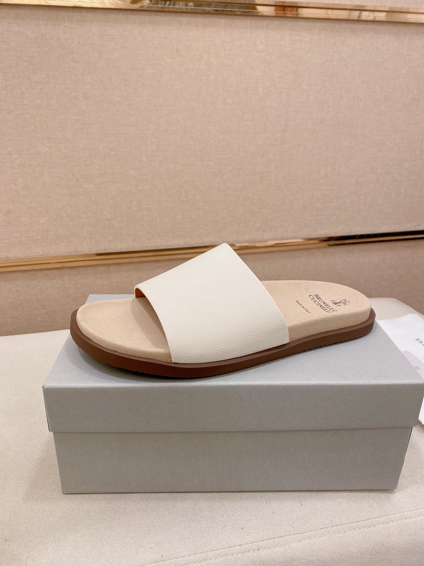 NO:778877,: 【Sandals】Brunello Cucinelli  BC men's casual sandals | The fabric of this sandal slipper is made of pebbled cowhide imported from Italy | The outer waist part of the upper is inlaid with brand electroplating and distressed crafts buckle | The buckle can be retracted at will | Can be worn by those with slimming feet  Yu | Rubber foam outsole with high density and elasticity | Wear-resistant and not easy to deform | This sandal and slipper shoe style is classic and never goes out of style | Personalized logo and unique water ripple groove design on the outsole | Luxury is instantly overwhelming  Size38-44 (45.46 customized),, brunello cucinelli, slippers, cowhide19860909: 【凉拖】Brunello Cucinelli BC男士休闲男凉拖鞋｜此款凉拖鞋鞋面料采用意大利进口荔枝纹牛皮｜鞋面外腰部位镶嵌品牌电镀做旧工艺扣带｜扣带可随意伸缩｜减肥脚廋都可以驾驭｜密度弹性大的橡胶发泡大底｜耐磨不易变形｜此款凉拖鞋鞋型堪称经典永不过时｜外底上的个性logo和独特的水波纹凹槽设计｜奢华度瞬间爆棚 Size38-44（45.46定做）,,brunello cucinelli,slippers,cowhide,Men's shoes