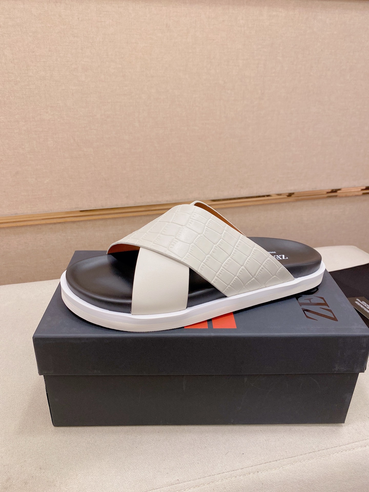 NO:778885,: ZEGNA Zegna slippers, high-end customization, 26 summer new leather slippers, sold simultaneously at the counter, original customized replica, the upper is made of imported first-layer cowhide, crocodile pattern, original quality, fine workmanship and fine lines, excellent on the feet!  Lightweight double-layer outsole combination, excellent comfort. Preferred item. Complete with three standards. Size 38-44. Can be customized 45.46, zegna, slippers, cowhide19860909: ZEGNA杰尼亚 拖鞋高端定制、26夏季新款真皮拖鞋 柜台同步发售 原版定制复刻 鞋面采用进口头层牛皮,鳄鱼纹路, 原单品质,做工走线精细 上脚绝佳！轻盈大底双层组合,舒适度超佳 优选单品 三标齐全 码数38-44.可定做45.46,,zegna,slippers,cowhide,Men's shoes