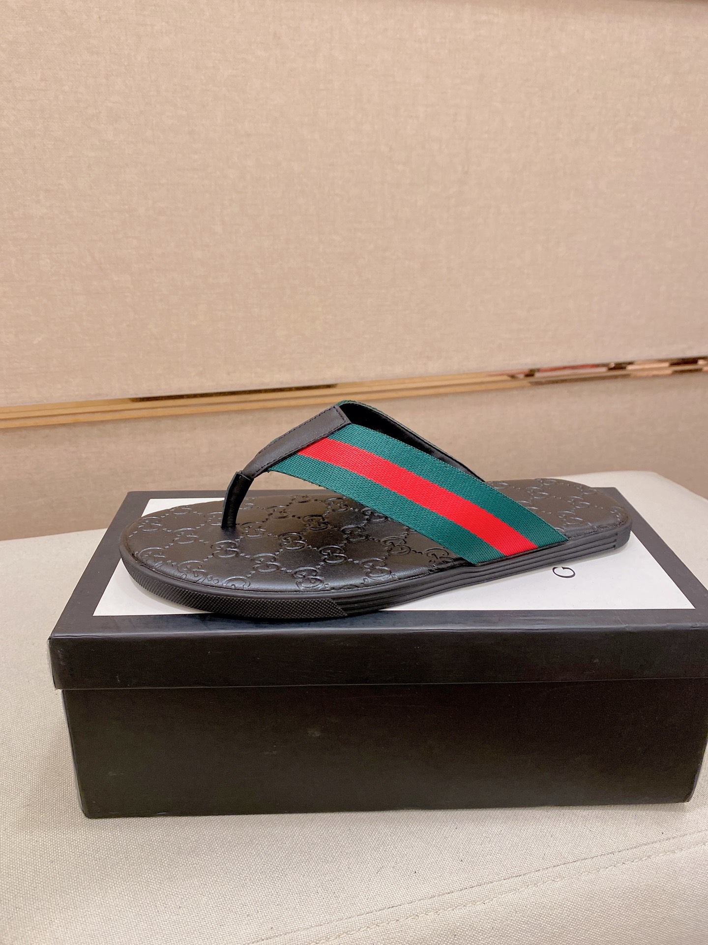NO:779412,: [gucci Gucci Slippers] Men's high-end brand official website 1:1 latest masterpiece original mold customization, the fabric is made of imported original materials, upgraded outsole, lighter and non-slip. Top quality in the market, simple yet tasteful, a must-have for fashionistas, fashion is at your feet, full of confidence, the season of summer slippers with the same style in the counter is here. Size 38-45, gucci, slippers19860909:【gucci古奇拖鞋】男鞋高端品牌 官网1:1最新力作原版开模定制,面料釆用进口原版材料制作,升级版大底,更轻便,防滑.市场顶级品质,简单不失品味,潮人必备,时尚就在脚下,自信满满,专柜同款夏季拖鞋的季节来了.码38-45,,gucci,slippers,Men's shoes