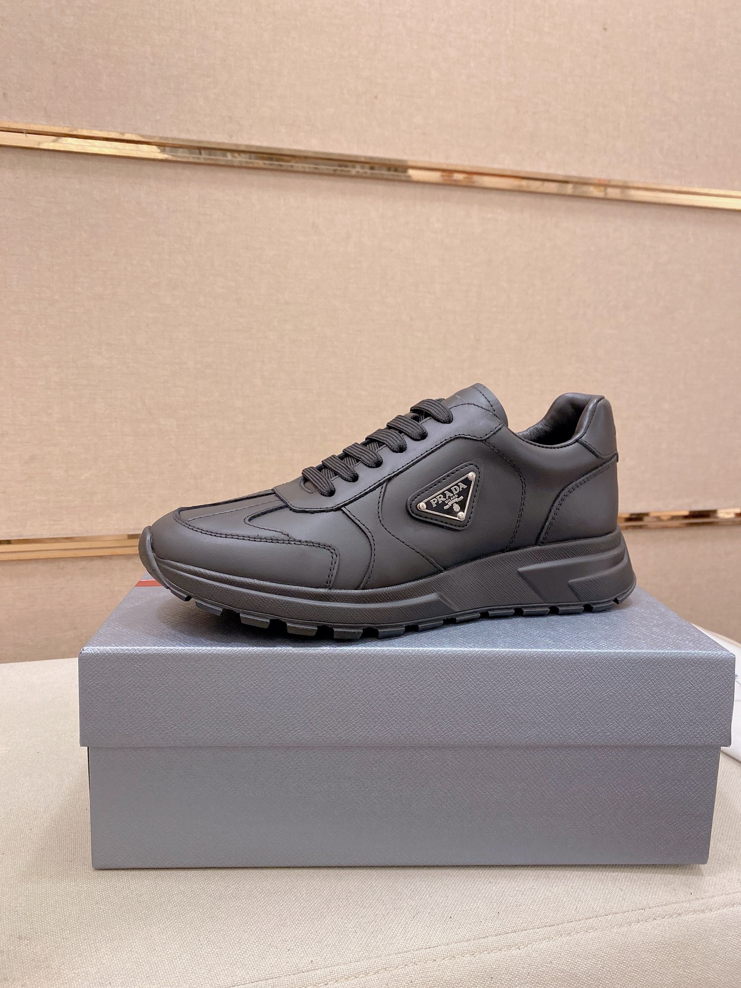 NO:779417,The new prada (Prada) high-top counters are on the market at the same time. The new men's shoes and fabrics are selected from first-layer cowhide. Cowhide lining. Original open-molded anti-slip rubber outsole, exquisite lines, simple and elegant, comfortable and high-end for leisure and travel. Size: 38 to 44. (can be customized to 45.46.), prada, prada, cowhide19860909新款prada(普拉达)高帮专柜同步上市, 新款男鞋、面料精选头层牛皮.牛皮内里.原版开模防滑橡胶大底,精美线条、简约大气,上脚舒服上挡次、休闲旅游.码数:38一44.(可定做45.46.),,prada,prada,cowhide,Men's shoes
