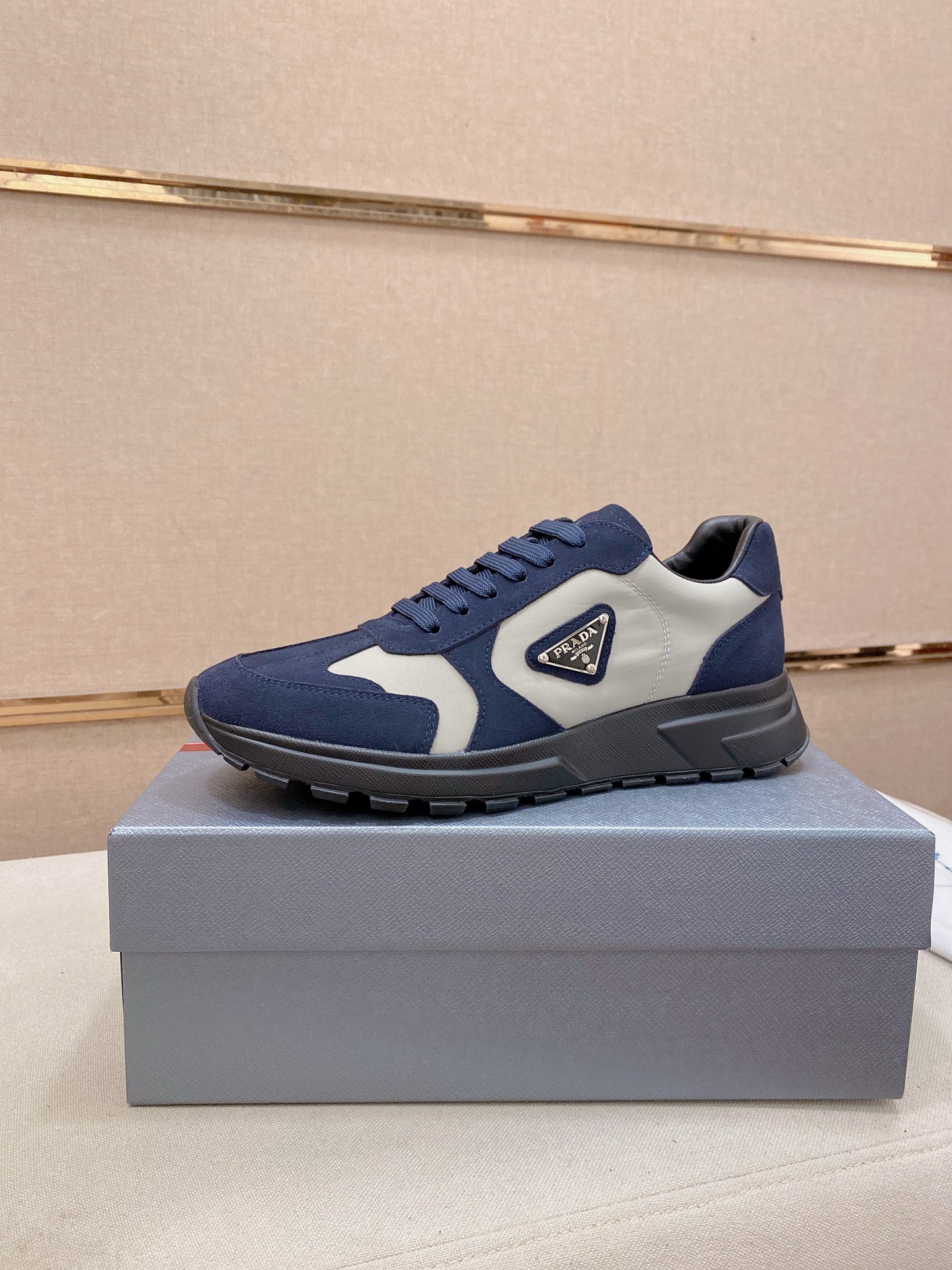 NO:779422,The new prada (Prada) high-top counters are on the market at the same time. The new men's shoes and fabrics are selected suede cowhide. Cowhide lining. Original open-molded anti-slip rubber outsole, exquisite lines, simple and elegant, comfortable and high-end for leisure and travel. Size: 38 to 44. (can be customized to 45.46.), prada, prada, cowhide19860909新款prada(普拉达)高帮专柜同步上市, 新款男鞋、面料精选反绒牛皮.牛皮内里.原版开模防滑橡胶大底,精美线条、简约大气,上脚舒服上挡次、休闲旅游.码数:38一44.(可定做45.46.),,prada,prada,cowhide,Men's shoes