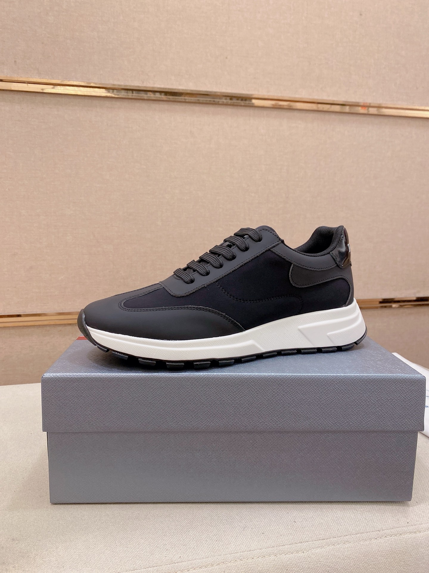 NO:779425,The new prada (Prada) high-top counters are on the market at the same time. The new men's shoes and fabrics are selected from first-layer cowhide. Cowhide lining. Original open-molded anti-slip rubber outsole, exquisite lines, simple and elegant, comfortable and high-end for leisure and travel. Size: 38 to 44. (can be customized to 45.46.), prada, prada, cowhide19860909新款prada(普拉达)高帮专柜同步上市, 新款男鞋、面料精选头层牛皮.牛皮内里.原版开模防滑橡胶大底,精美线条、简约大气,上脚舒服上挡次、休闲旅游.码数:38一44.(可定做45.46.),,prada,prada,cowhide,Men's shoes