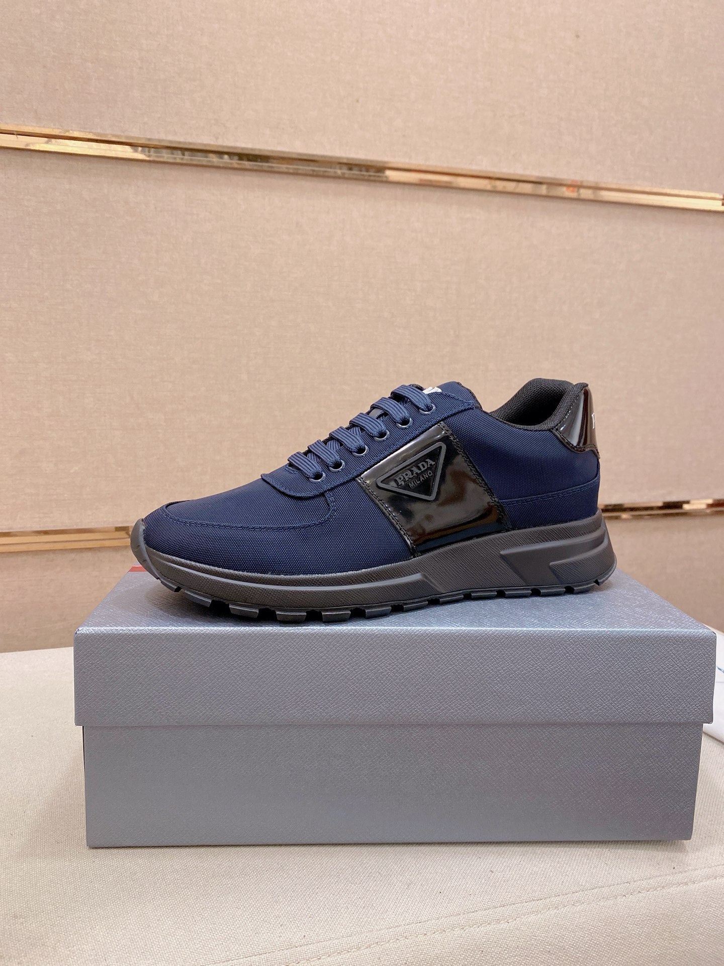 NO:779429,The new prada (Prada) high-top counters are launched simultaneously. The new men's shoes and fabrics are selected from imported technical waterproof fabrics and cowhide linings. The original open-molded anti-slip rubber outsole has exquisite lines, simple and elegant, comfortable and high-end for leisure and travel. Size: 38 to 44. (can be customized to 45.46.), prada, prada, cowhide19860909新款prada(普拉达)高帮专柜同步上市, 新款男鞋、面料精选进口科技防水布料,牛皮内里.原版开模防滑橡胶大底,精美线条、简约大气,上脚舒服上挡次、休闲旅游.码数:38一44.(可定做45.46.),,prada,prada,cowhide,Men's shoes