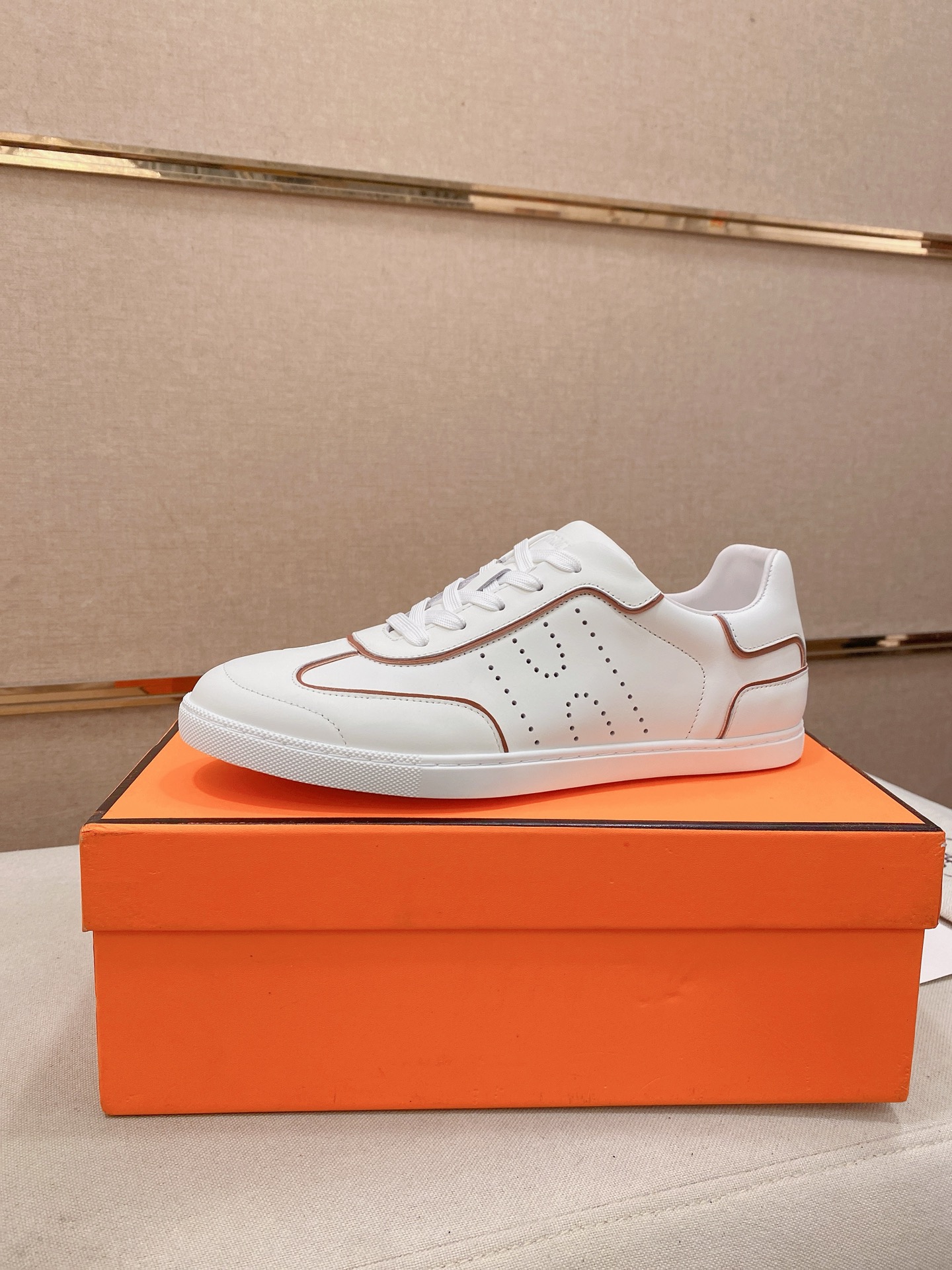 NO:779432,: The top version of H Hermès sneakers, the upper is made of imported first-layer calfskin, and the lining is made of imported high-quality first-layer comfortable genuine leather material, full of texture, light sole decorative pattern, creating a versatile fashion style. Size 39-44. 38.45 non-returnable!  ,,hermes,sneakers,cowhide19860909: 顶级版本 H爱马仕运动鞋,鞋面进口头层小牛皮打造,内里进口优质头层舒适真皮材质,质感十足,轻盈鞋底装饰图案,打造百搭时尚风格. Size39-44. 38.45不退换！,,hermes,sneakers,cowhide,Men's shoes