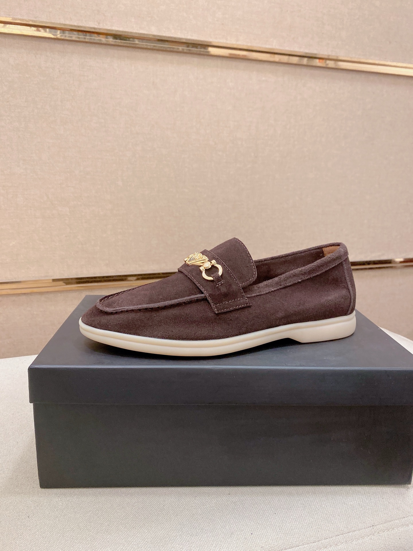 NO:831605,: Armani (Armani) official website synchronizes the latest shoe with imported suede cowhide. Cowhide lining, foam outsole, top-notch handmade stitch and fine workmanship will definitely satisfy those perfectionist men who pursue high luxury quality. A large number of sizes 38-44 are in stock.,,armani,armani,cowhide19860909: armani(阿玛尼)官网同步最新款鞋面采用进口反绒牛皮.牛皮内里,发泡大底,顶级手工一针一线做工精细绝对满足那些追求高奢品质的完美主义型男 38—44码大量现货.,,armani,armani,cowhide,Men's shoes