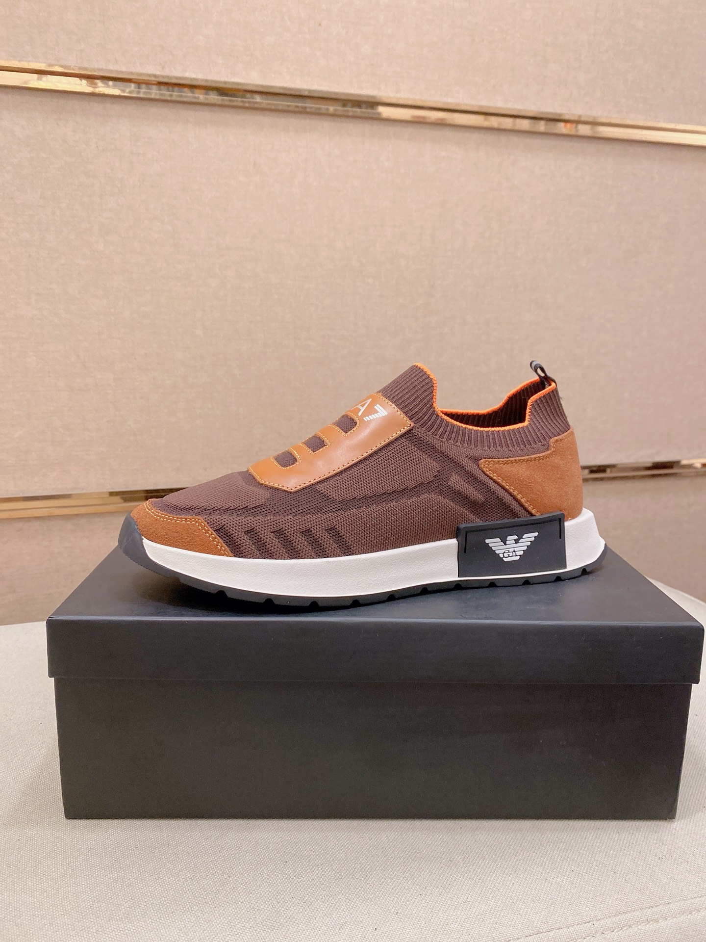 NO:831601,: Armani (Armani) official website synchronizes the latest shoe upper with advanced fly knit fabric. Cowhide lining, foam outsole, top-notch handcrafted stitch and fine workmanship will definitely satisfy those perfectionist men who pursue high luxury quality. Large quantities of sizes 38-44 are in stock.,,armani,armani,cowhide19860909: armani(阿玛尼)官网同步最新款鞋面采用进飞织面料.牛皮内里,发泡大底,顶级手工一针一线做工精细绝对满足那些追求高奢品质的完美主义型男 38—44码大量现货.,,armani,armani,cowhide,Men's shoes