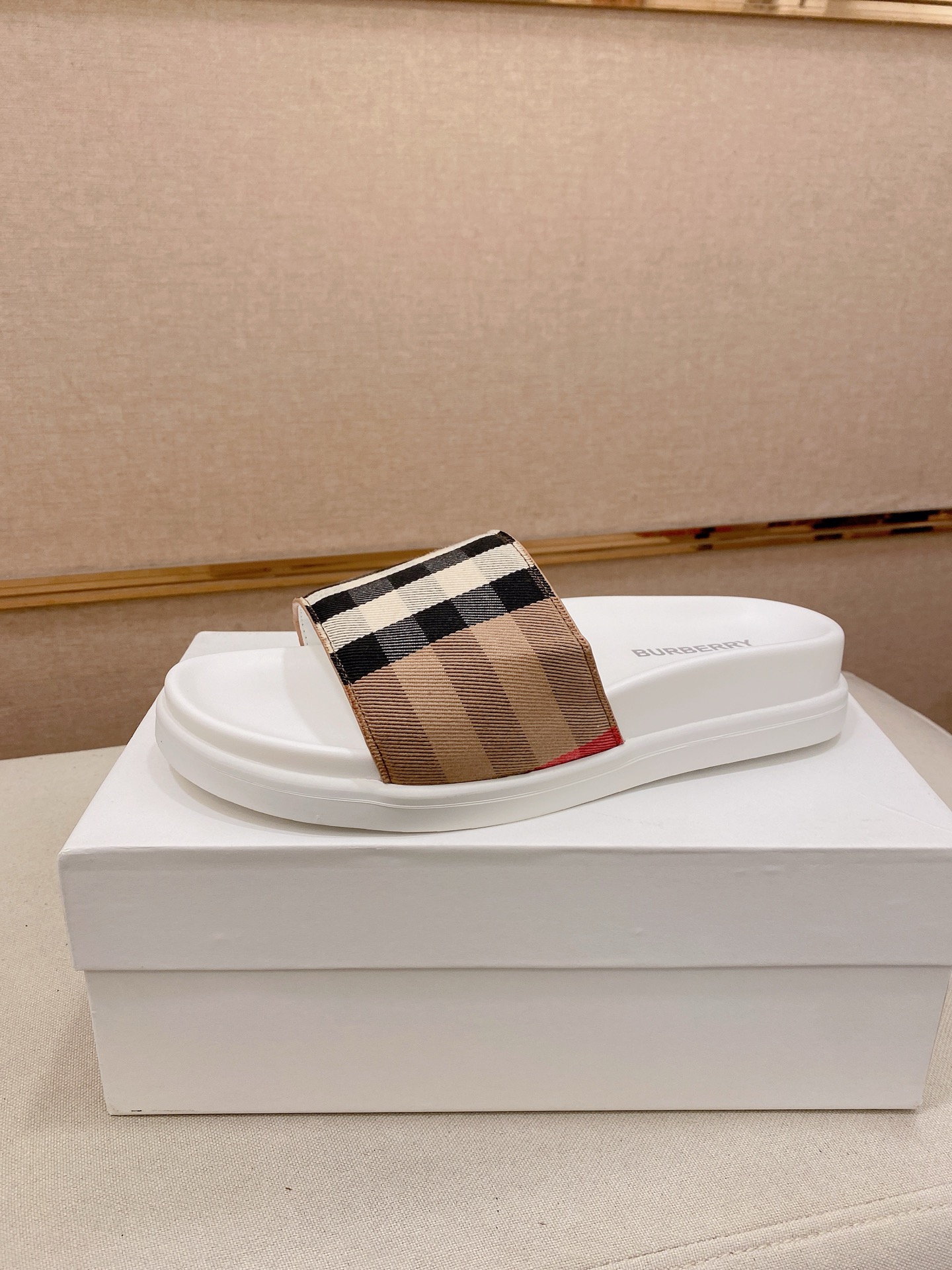 NO:781274,: BURBERRY top crafts Burberry slippers counter synchronization, original factory configuration imported cowhide fabrics from Italy, high-quality complex splicing technology, imported cowhide lining, breathable and comfortable, original soles specially provided by the original factory, original factory follow-up goods, high quality, welcome to compare, code number 38-44 (customized 45),, burberry, burberry, slippers, cowhide19860909:  BURBERRY 顶级工艺品 巴宝莉 拖鞋专柜同步,原厂配置意大利进口牛皮面料,高品质复杂拼接工艺,进口牛皮内里垫,透气舒适,鞋底原厂特供原版底,原厂跟单货 高品质 欢迎对比,码数 38-44（订做 45）,,burberry,burberry,slippers,cowhide,Men's shoes
