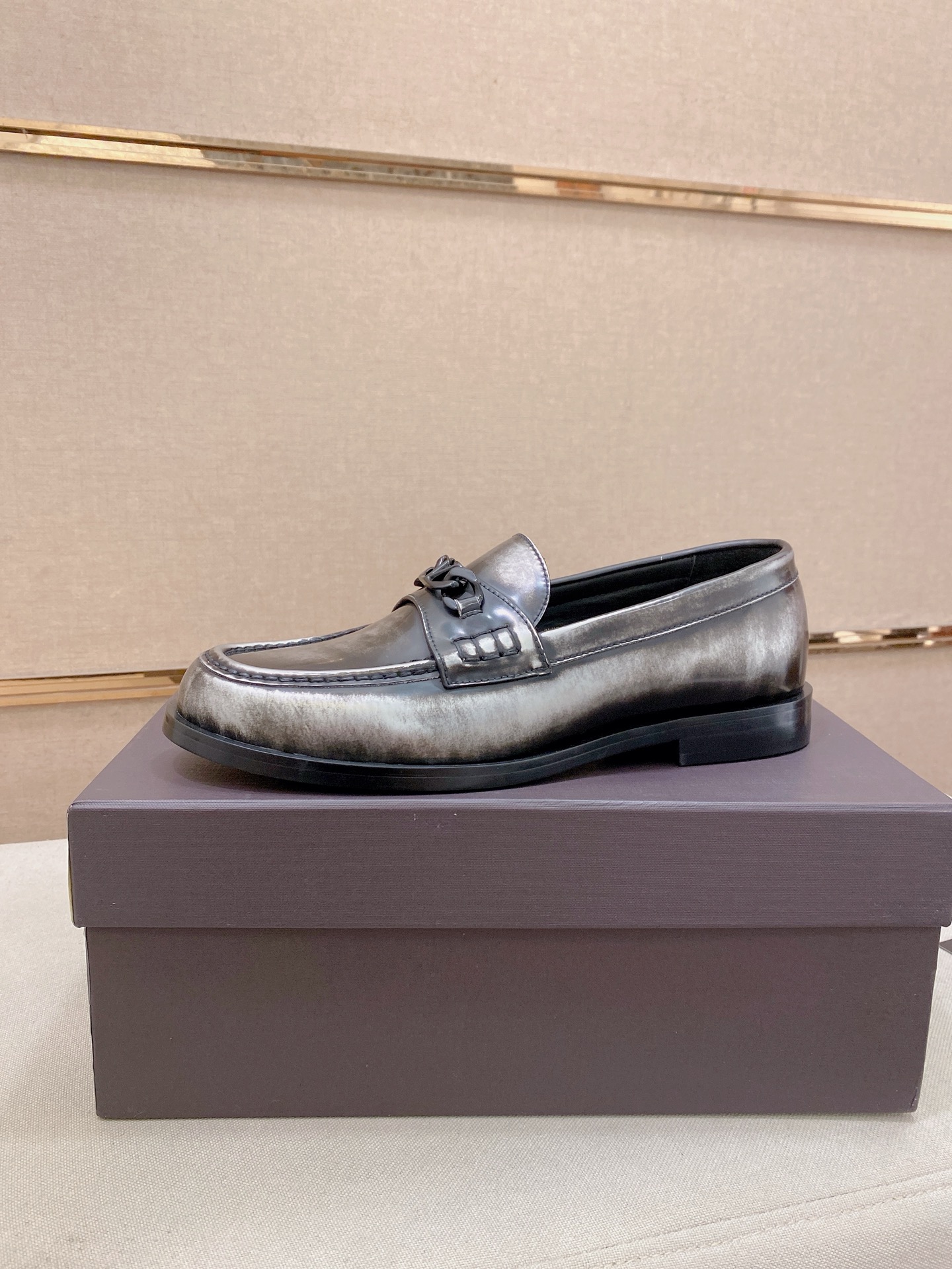 NO:782194,: Valentino's new men's V logo micro-label business casual loafers. These Derby loafers are made of imported cowhide leather. They are light in texture and cool in style. The uppers are decorated with brand logo buckles, showing off the big-name style!  The lines show the novel urban trend. The toe is round and full, the rubber foam sole and the triple protruding leather welt complement each other. It is very fashionable and charming, with native dyed calfskin lining, genuine leather feet, standard logo decoration, simple yet elegant, European and American classic loose style version, excellent on-foot comfort. Size 39-44 (customized at 38.45.46),,valentino,valentino,loafers,cowhide19860909: Valentino 华伦天奴 新款男士V logo微标商务休闲乐福鞋 这款德比乐福鞋鞋采用进口牛皮皮革制成,质感轻盈,风格酷飒,鞋面饰有品牌logo扣,彰显大牌范儿！线条之间彰显新颖都市潮流.鞋头圆润饱满,橡胶发泡鞋底和三重外突真皮沿条相得益彰.极富时髦魅力,本染小牛皮内里,真皮垫脚,标配logo装饰,简约不失大气,欧美经典宽松风格版型,上脚舒适度极好. 尺码39-44（38.45.46订做）,,valentino,valentino,loafers,cowhide,Men's shoes