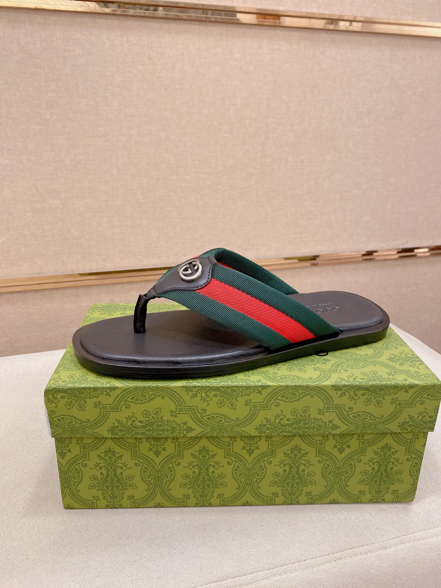 NO:783272,: Gucci creates top-notch purchasing agents. The new men's slippers counters are synchronized. The uppers are imported cowhide from Italy and matched with Gucci double G fabric. The logo graphics are made of high-quality craftsmanship. The soles are specially provided by the original factory. The exclusive molded soles are super comfortable. Original factory single goods. High quality. You can enter and leave the counter at will. Welcome to compare. Code number 38-46.,, slippers, cowhide19860909: 古奇打造顶级代购 男士新款拖鞋专柜同步 鞋面意大利进口牛皮搭配古奇双G布料,标志图形高品质工艺,鞋底原厂特供原版底,独家活动成型底超级舒适,原厂跟单货,高品质,可随意进出专柜,欢迎对比,码数38-46.,,slippers,cowhide,Men's shoes