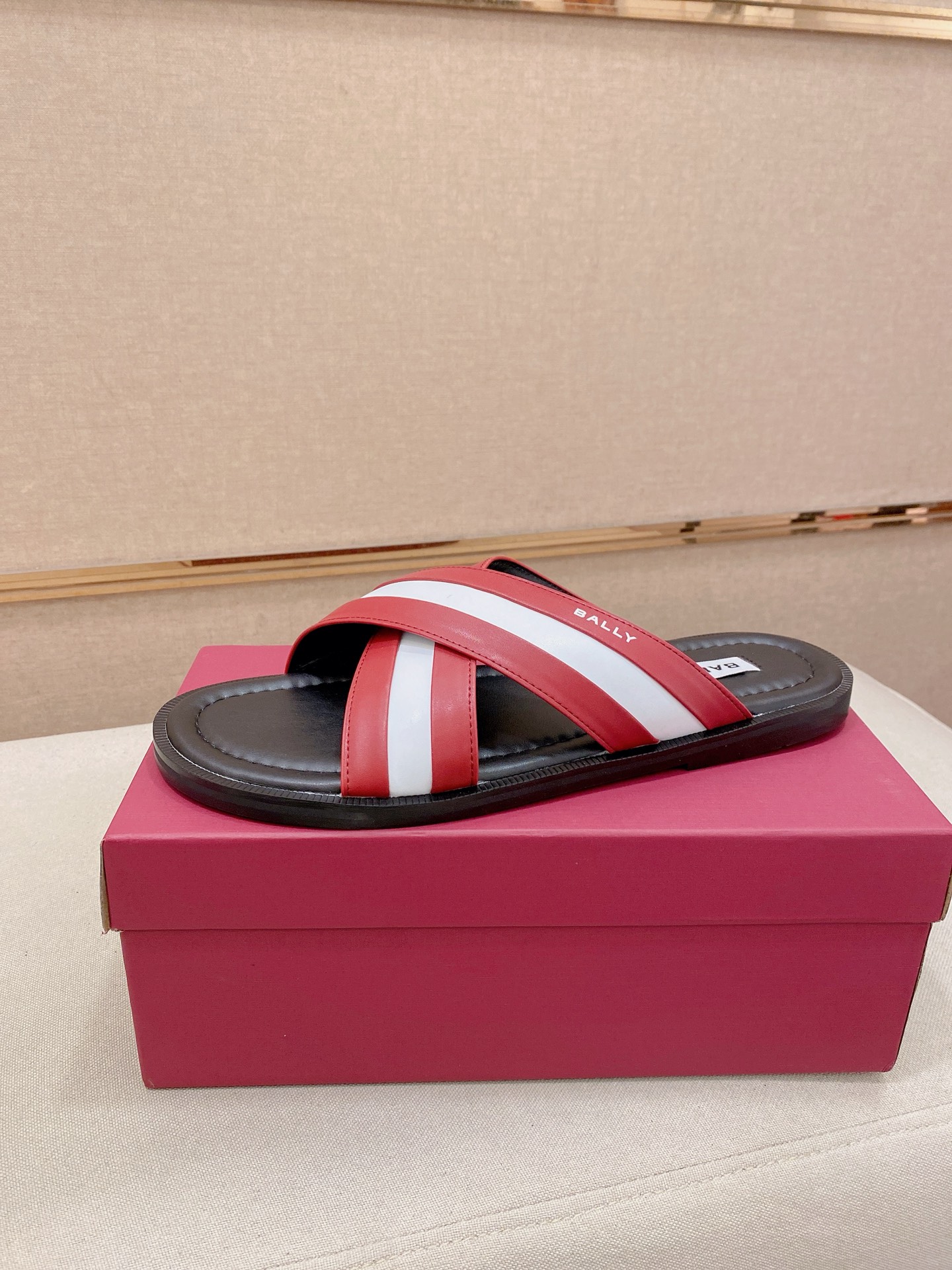 NO:783279,: Bally~The latest trendy sandals are on the market. The same style as the official website. Counter quality [strong][strong] Selected first-layer calfskin, casual and versatile style. Fine workmanship. Upper material. Spot shoe size 38 to 46,,cowhide19860909: Bally~最新潮流凉拖上市 官网同款 专柜品质[强][强]精选头层小牛皮,休闲百搭款 做工精细 用料上层 现货鞋码38到46,,cowhide,Men's shoes