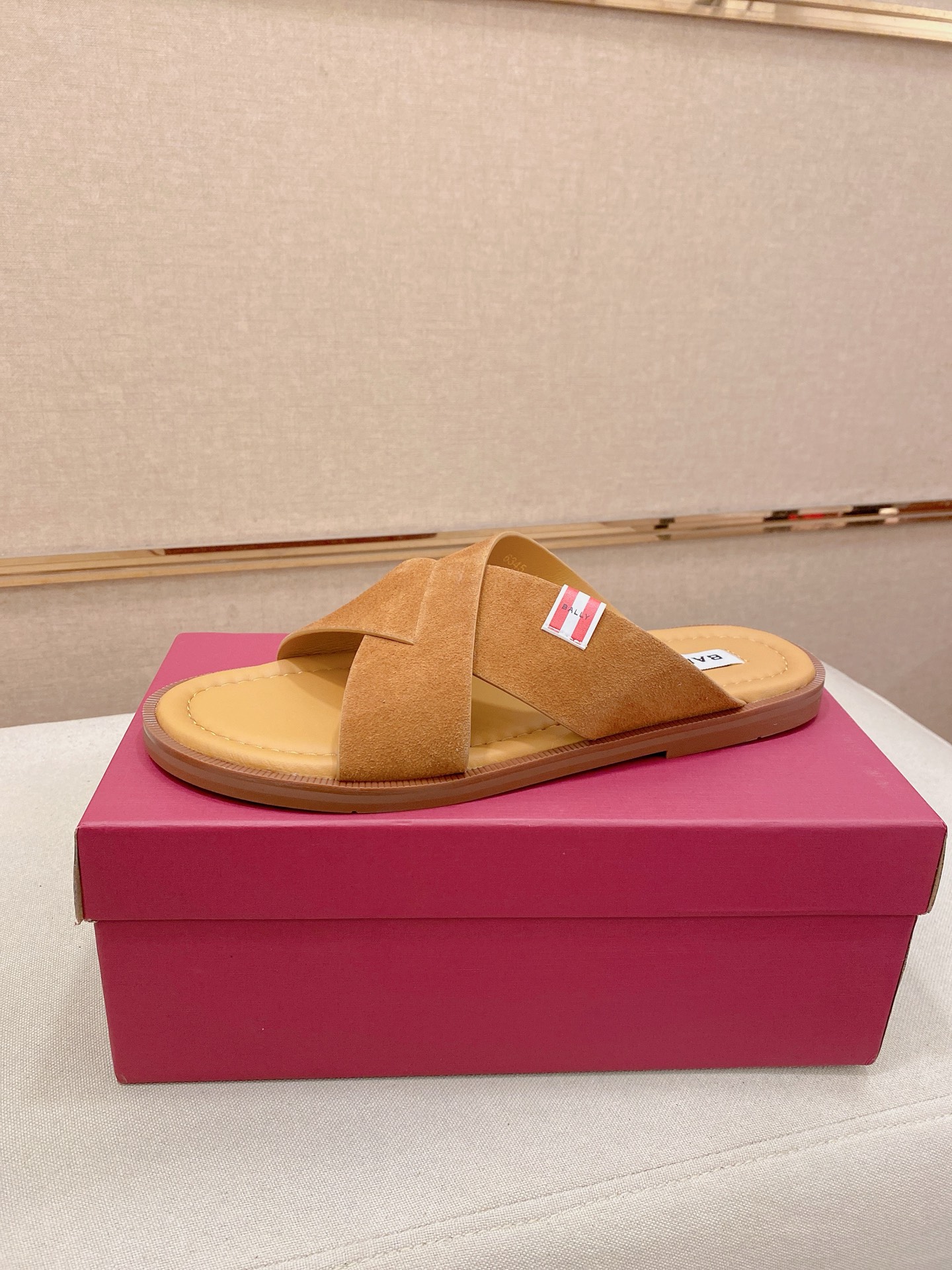 NO:783286,: Bally~The latest trendy sandals are on the market. Same style as the official website. Counter quality [strong][strong] selected suede calfskin, casual and versatile style. Fine workmanship. Upper material. Ready stock shoe sizes 38 to 46,,cowhide19860909: Bally~最新潮流凉拖上市 官网同款 专柜品质[强][强]精选反绒小牛皮,休闲百搭款 做工精细 用料上层 现货鞋码38到46,,cowhide,Men's shoes