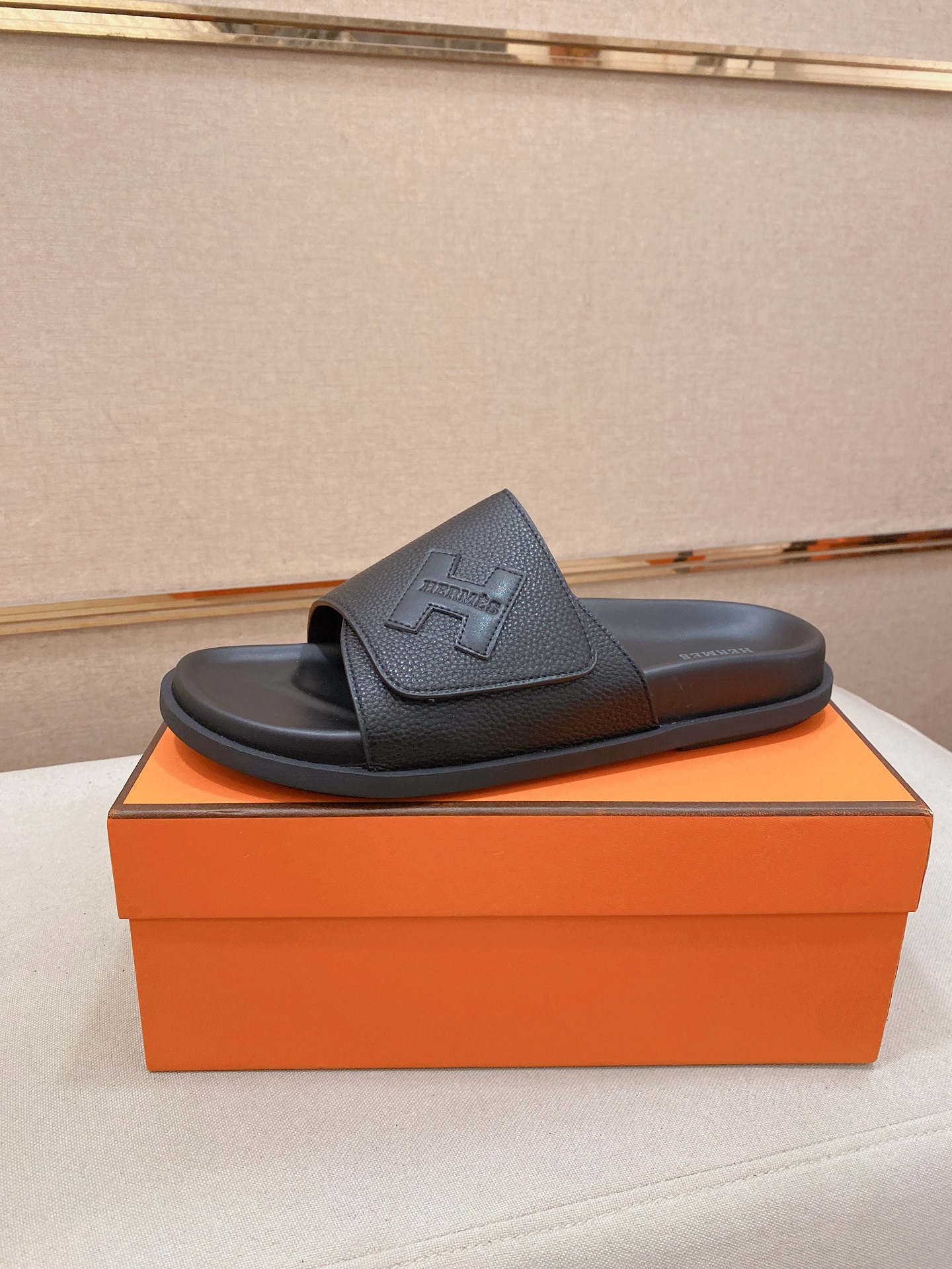 NO:783300,: H Hermes Bouncing sports slippers, the upper is made of cowhide leather and high-end mesh, imported materials, full texture, lightweight soles create a versatile fashion style. Size39-46,,hermes,slippers,cowhide19860909: H爱马仕Bouncing运动拖鞋,鞋面牛皮拼接高端网布打造,进口材质,质感十足,轻盈鞋底打造百搭时尚风格. Size39-46,,hermes,slippers,cowhide,Men's shoes