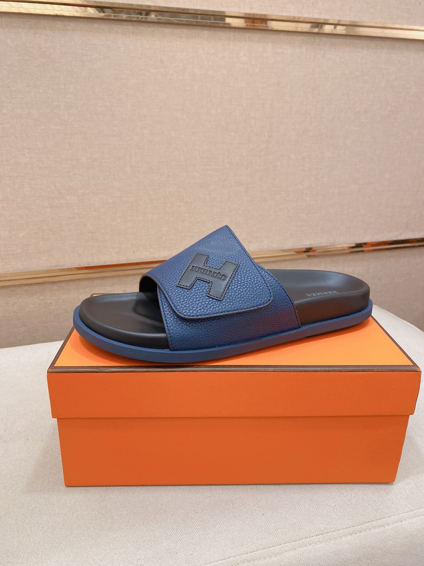 NO:783307,: 160H Hermes Bouncing sports slippers, the upper is made of cowhide leather and high-end mesh, imported materials, full texture, lightweight soles create a versatile fashion style. Size39-46,,hermes,slippers,cowhide19860909: 160H爱马仕Bouncing运动拖鞋,鞋面牛皮拼接高端网布打造,进口材质,质感十足,轻盈鞋底打造百搭时尚风格. Size39-46,,hermes,slippers,cowhide,Men's shoes
