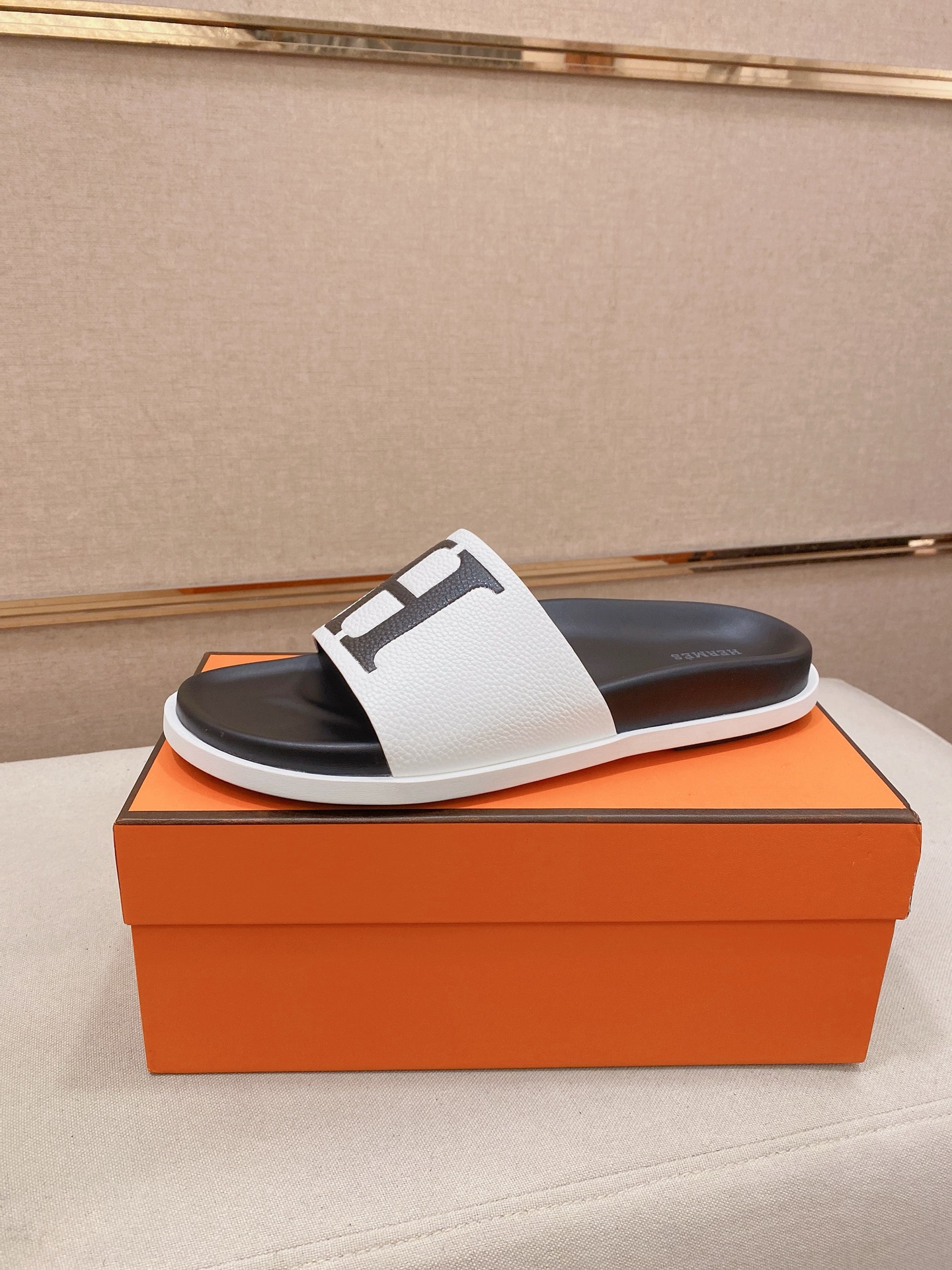 NO:783314,: H Hermes Bouncing sports slippers, the upper is made of cowhide leather and high-end mesh, imported materials, full texture, lightweight soles create a versatile fashion style. Size39-46,,hermes,slippers,cowhide19860909: H爱马仕Bouncing运动拖鞋,鞋面牛皮拼接高端网布打造,进口材质,质感十足,轻盈鞋底打造百搭时尚风格. Size39-46,,hermes,slippers,cowhide,Men's shoes