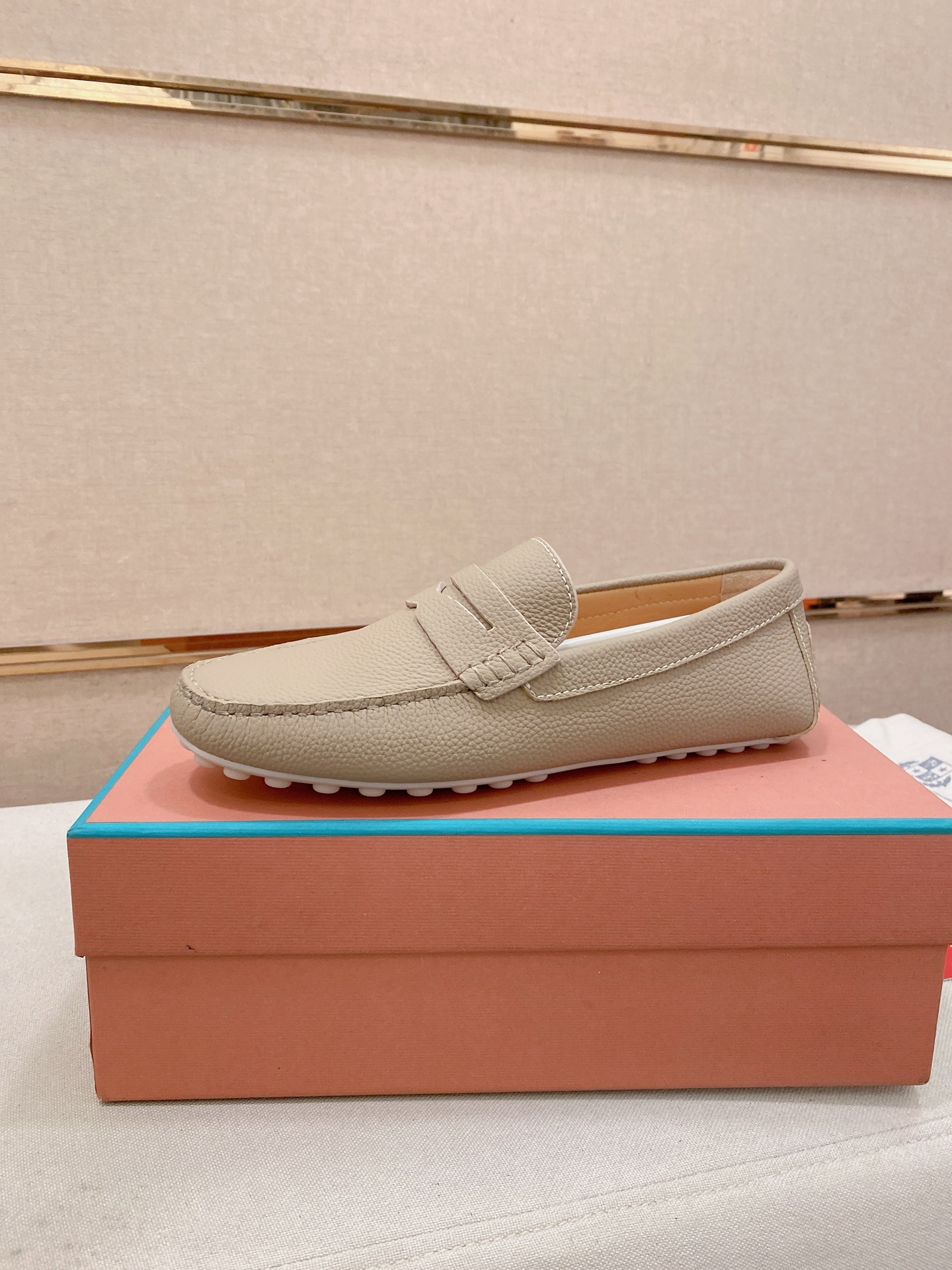 NO:829041,LP high quality men's toe set, pebbled calfskin, water-dyed calfskin lining, calfskin feet!  Rubber anti-slip bean design outsole!  Check out the detailed pictures for quality!  Positive code 38-45!  ,,loro piana,cowhide19860909LP 高品质男士套脚款 荔枝纹小牛皮 内里水染牛里,小牛皮垫脚！橡胶防滑豆豆设计大底！品质细看细节图！正码38-45！,,loro piana,cowhide,Men's shoes