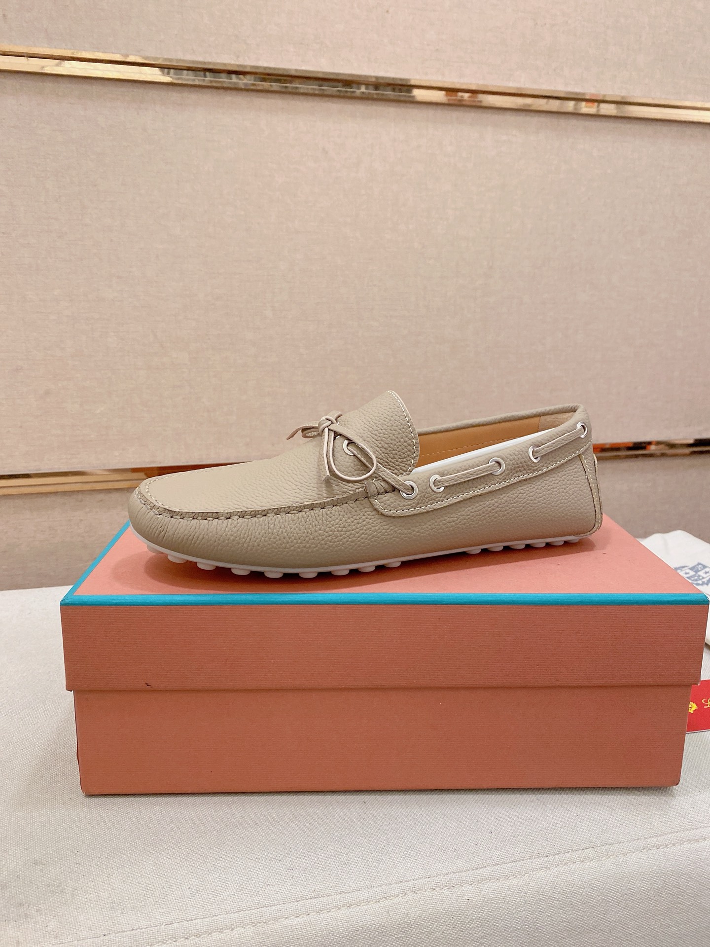 NO:828964,LP high quality men's toe set, pebbled calfskin, water-dyed calfskin lining, calfskin feet!  Rubber anti-slip bean design outsole!  Check out the detailed pictures for quality!  Positive code 38-45!  ,,loro piana,cowhide19860909LP 高品质男士套脚款 荔枝纹小牛皮 内里水染牛里,小牛皮垫脚！橡胶防滑豆豆设计大底！品质细看细节图！正码38-45！,,loro piana,cowhide,Men's shoes