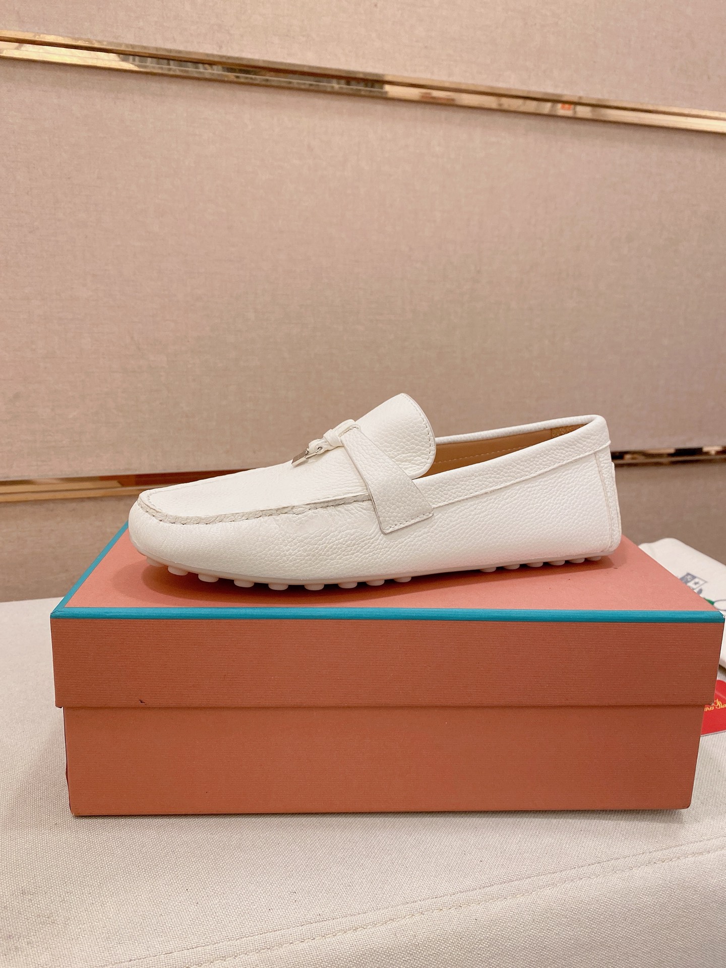 NO:828986,LP high quality men's toe set, pebbled calfskin, water-dyed calfskin lining, calfskin feet!  Rubber anti-slip bean design outsole!  Check out the detailed pictures for quality!  Positive code 38-45!  ,,loro piana,cowhide19860909LP 高品质男士套脚款 荔枝纹小牛皮 内里水染牛里,小牛皮垫脚！橡胶防滑豆豆设计大底！品质细看细节图！正码38-45！,,loro piana,cowhide,Men's shoes