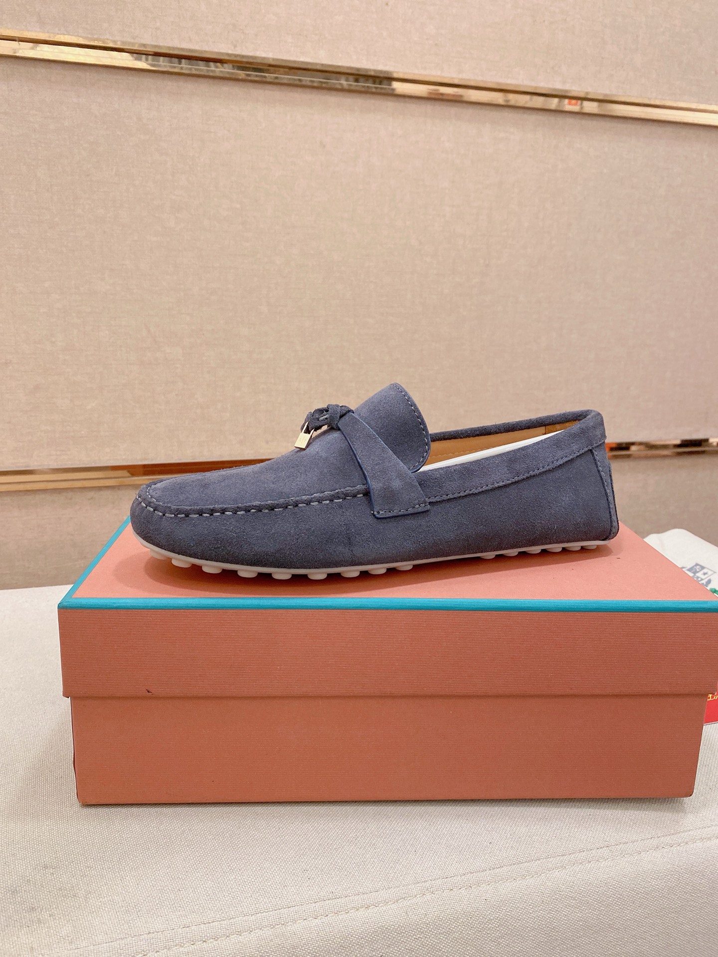 NO:828997,LP high-quality men's footwear, suede calfskin, water-dyed calfskin lining, calfskin feet!  Rubber anti-slip bean design outsole!  Check out the detailed pictures for quality!  Positive code 38-45!  ,,loro piana,cowhide19860909LP 高品质男士套脚款 反绒小牛皮 内里水染牛里,小牛皮垫脚！橡胶防滑豆豆设计大底！品质细看细节图！正码38-45！,,loro piana,cowhide,Men's shoes