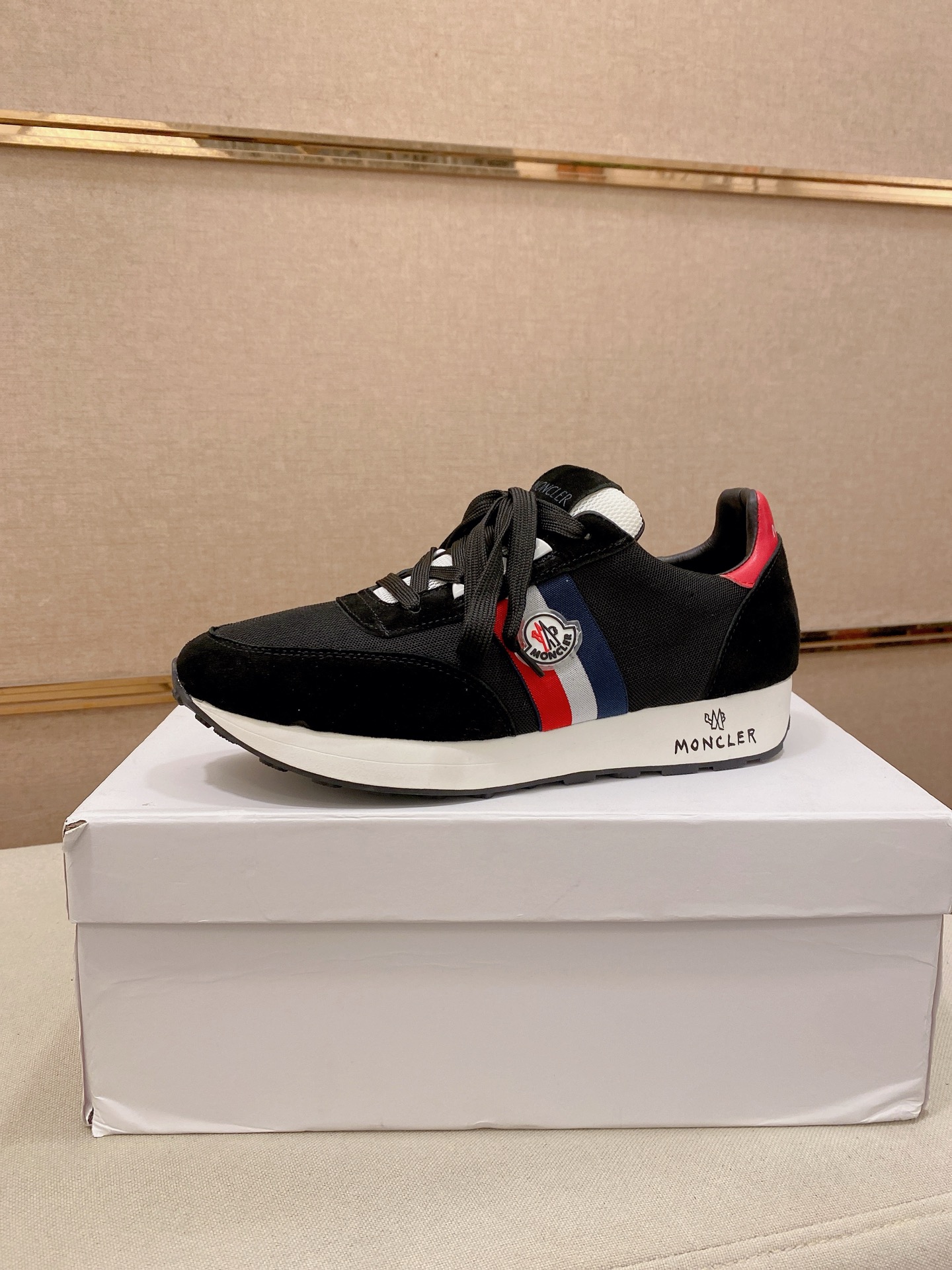 Moncler男 Style Leather Men's Shoes Lookbook Reference image 1