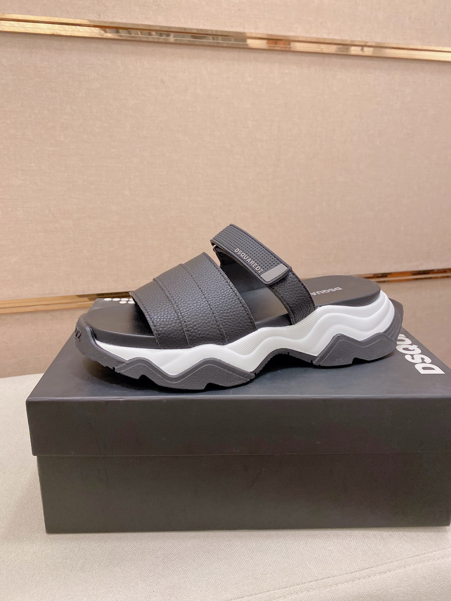 Moncler男 Style Leather Men's Shoes Lookbook Reference image 1